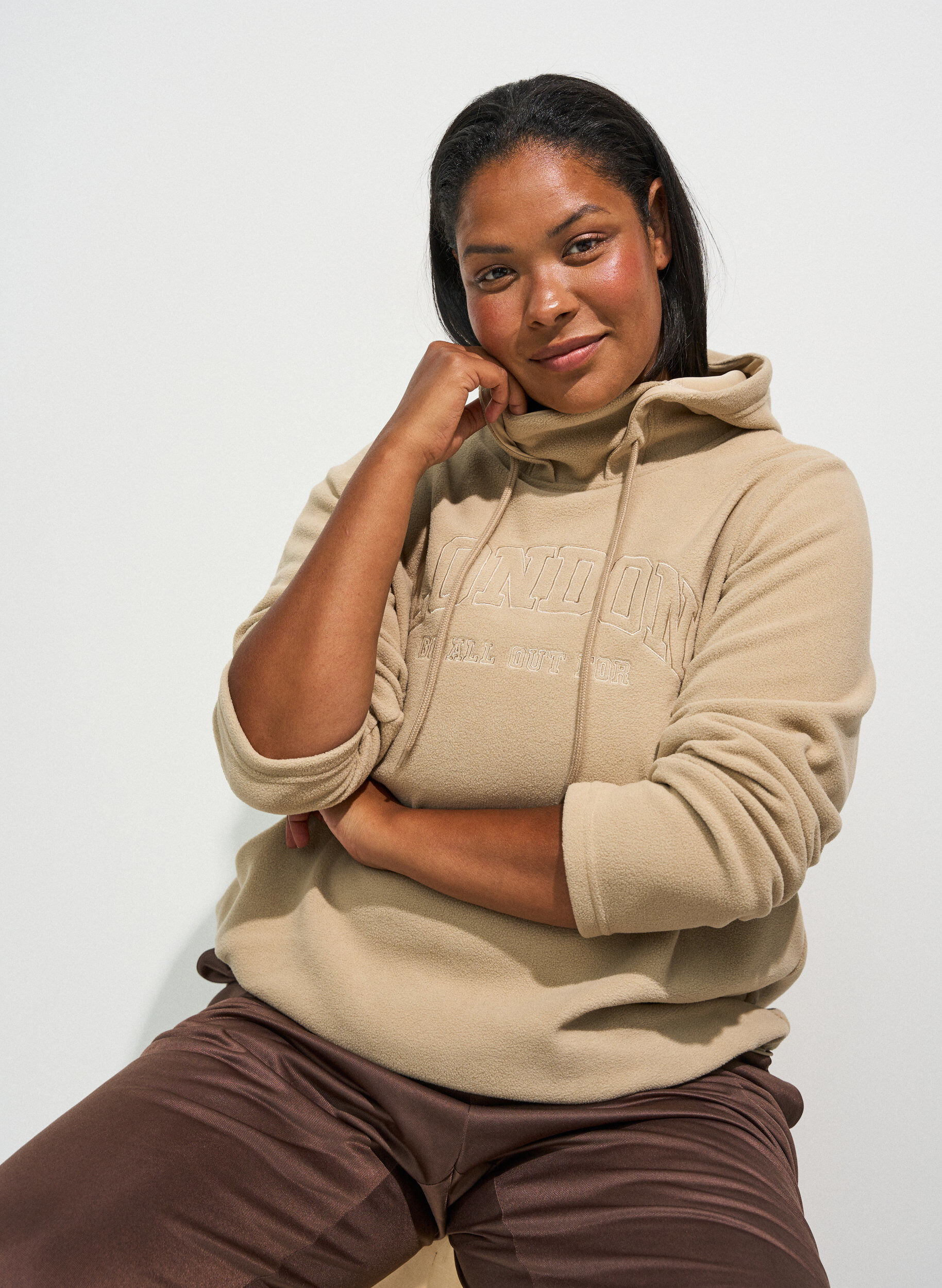 ZizziHoodie aus Fleece mit hohem Kragen und aufgesticktem Text, Beige, Model image number 0