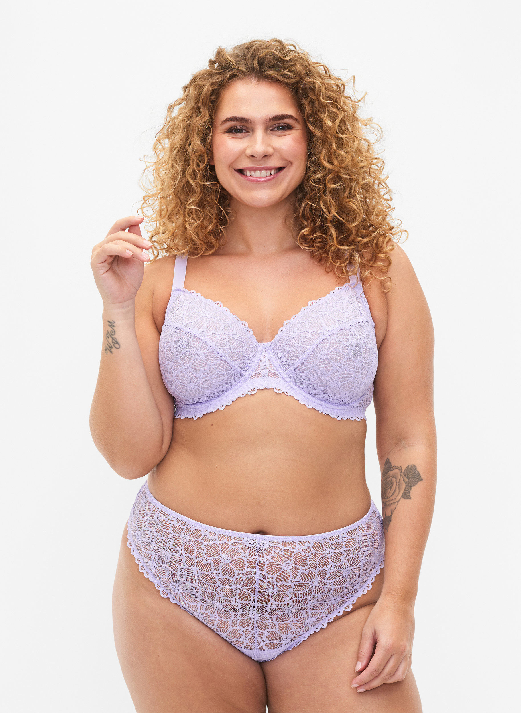 Zizzi String aus floraler Spitze mit normaler Taillenh&ouml;he, lila, Model image number 0