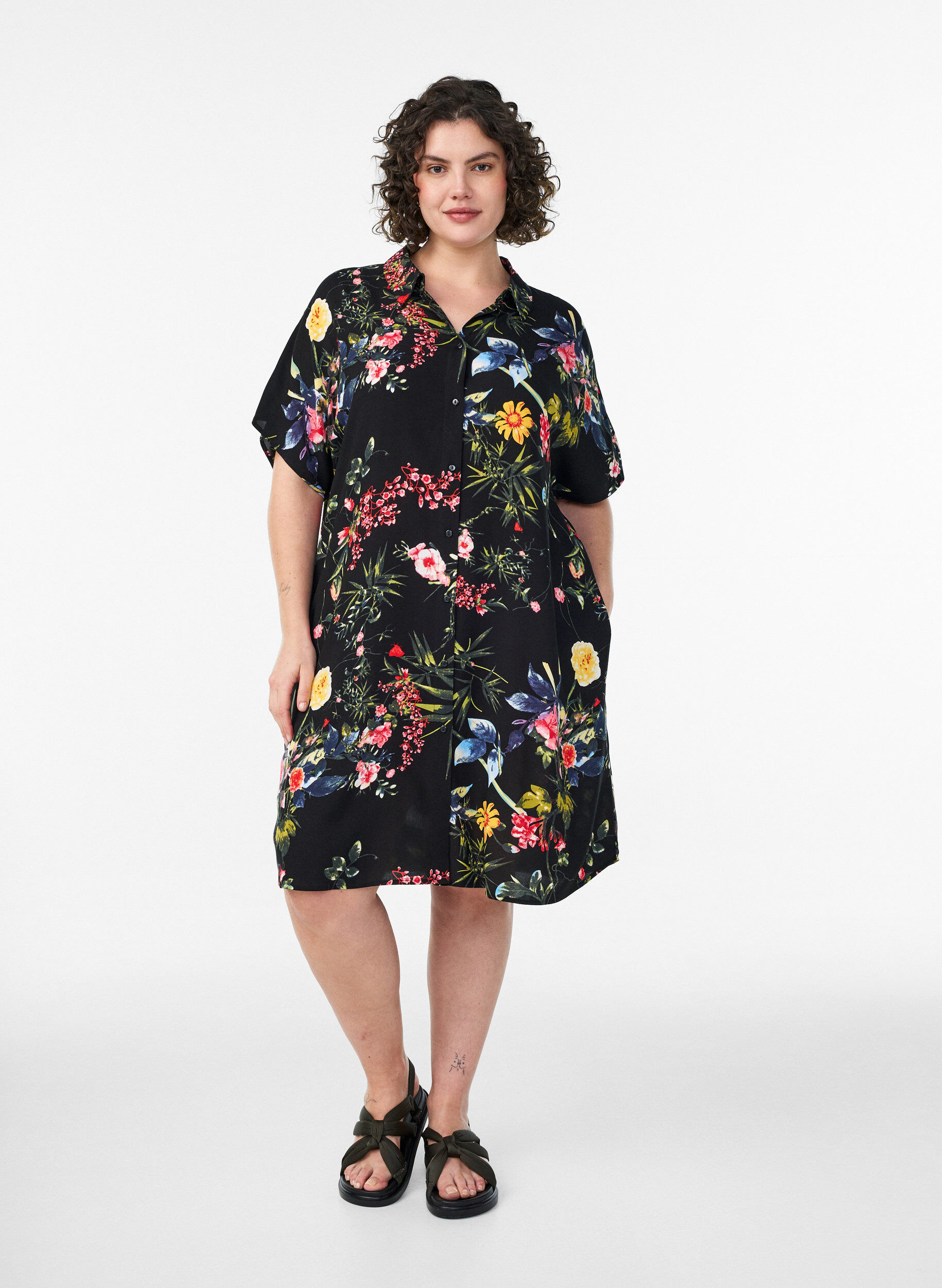 Zizzi Locker geschnittenes langes Hemd aus Viskose, Schwarz, Model image number 0