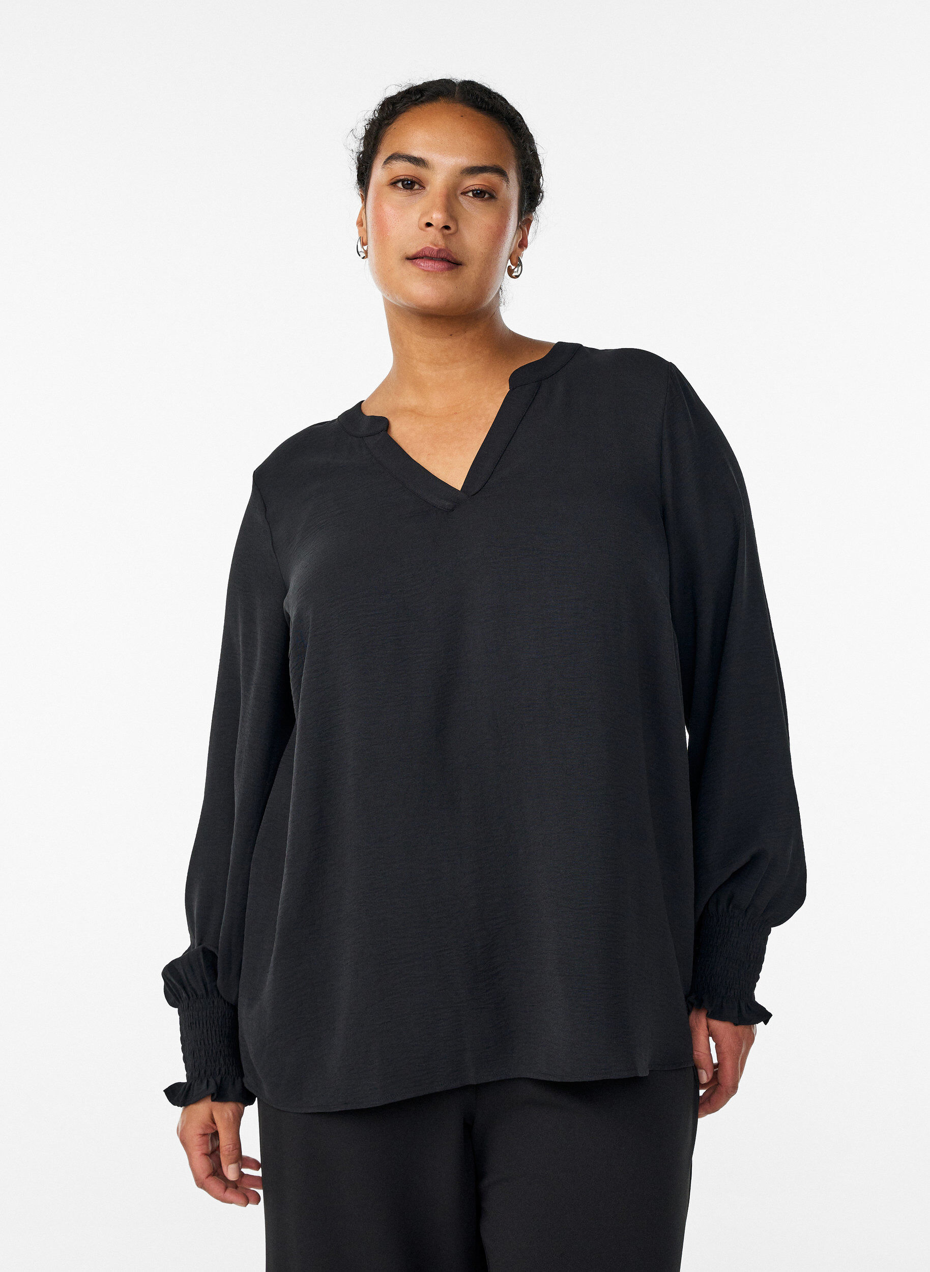 Bluse mit Smockb&uuml;ndchen und V-Ausschnitt, Schwarz, Model
