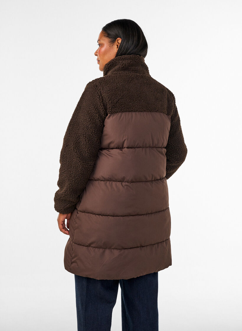 Mittellange Steppjacke mit Teddyfleece, Braun, Model image number 2
