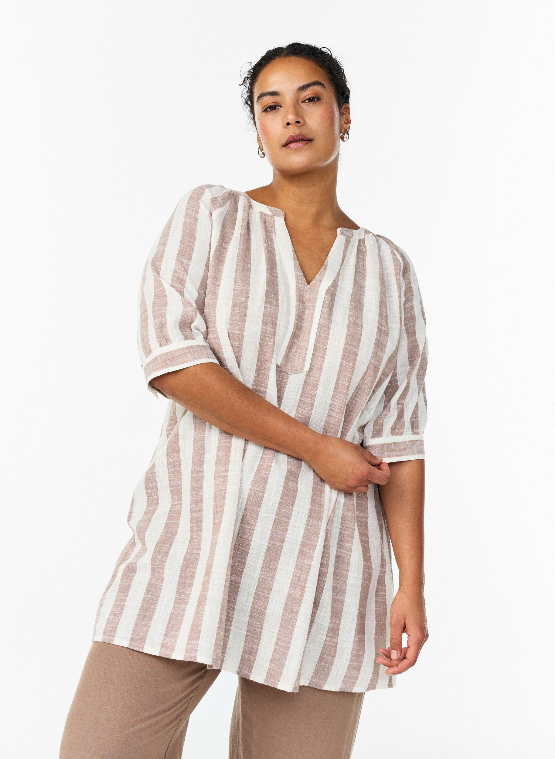 Tunika aus Baumwolle mit V-Ausschnitt, Beige, Model