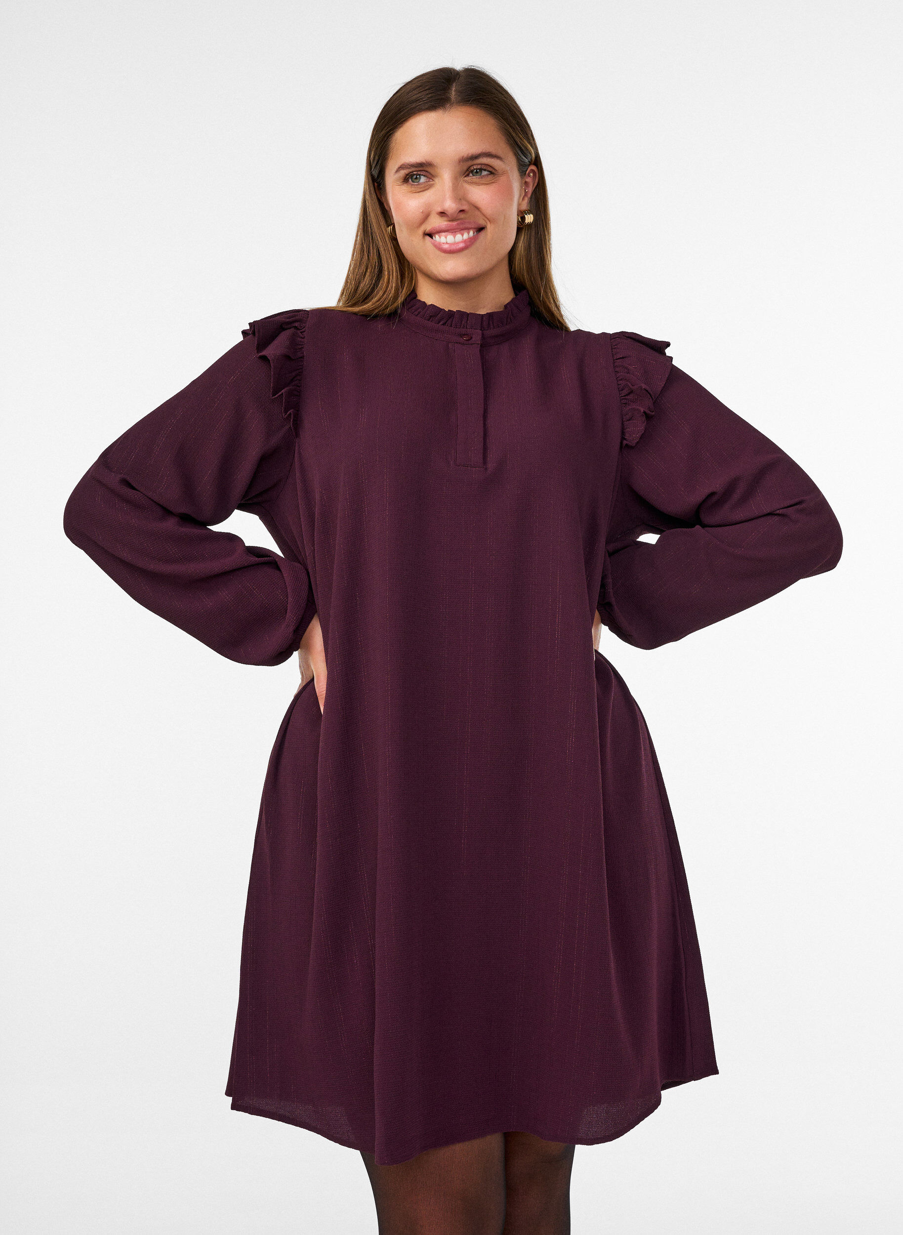 Kurzes Kleid mit R&uuml;schen und Glitzer, Rot, Model