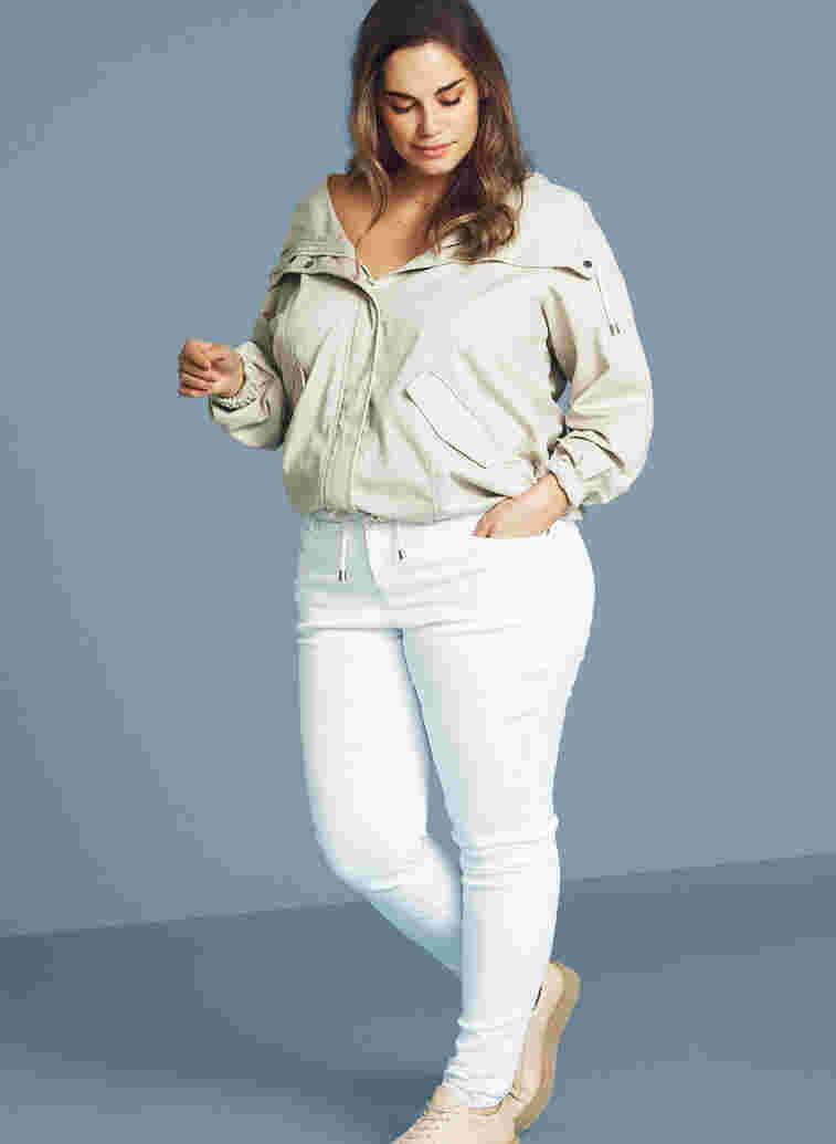Super Slim Amy Jeans mit hoher Taille, Bright White, Model
