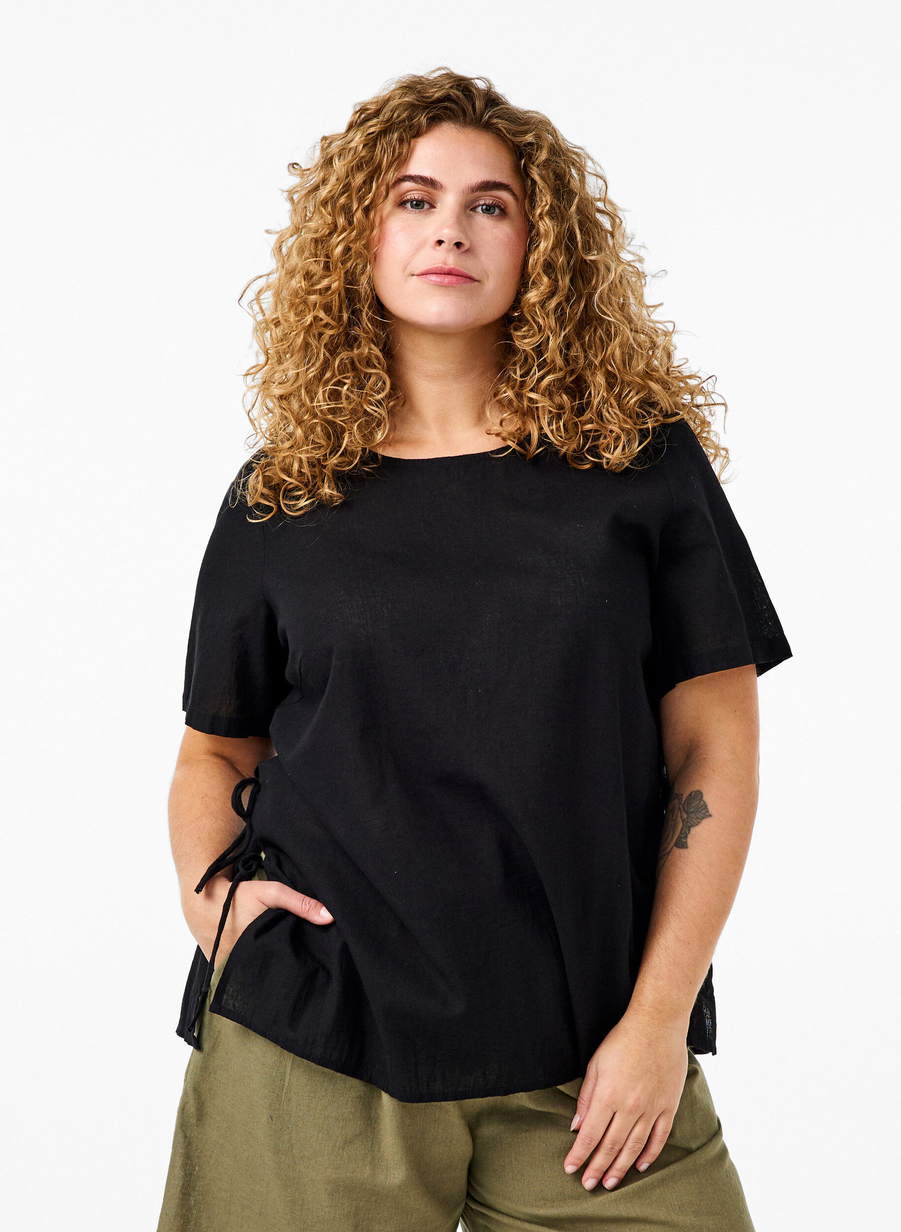 Zizzi Kurz&auml;rmlige Bluse aus Baumwoll-Mix mit Leinen und Spitzendetail, Black, Model image number 0