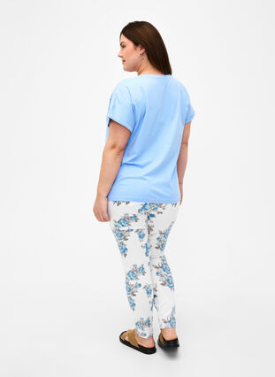 Super-schmale Amy Jeans mit Blumenprint., White B.AOP, Model image number 1