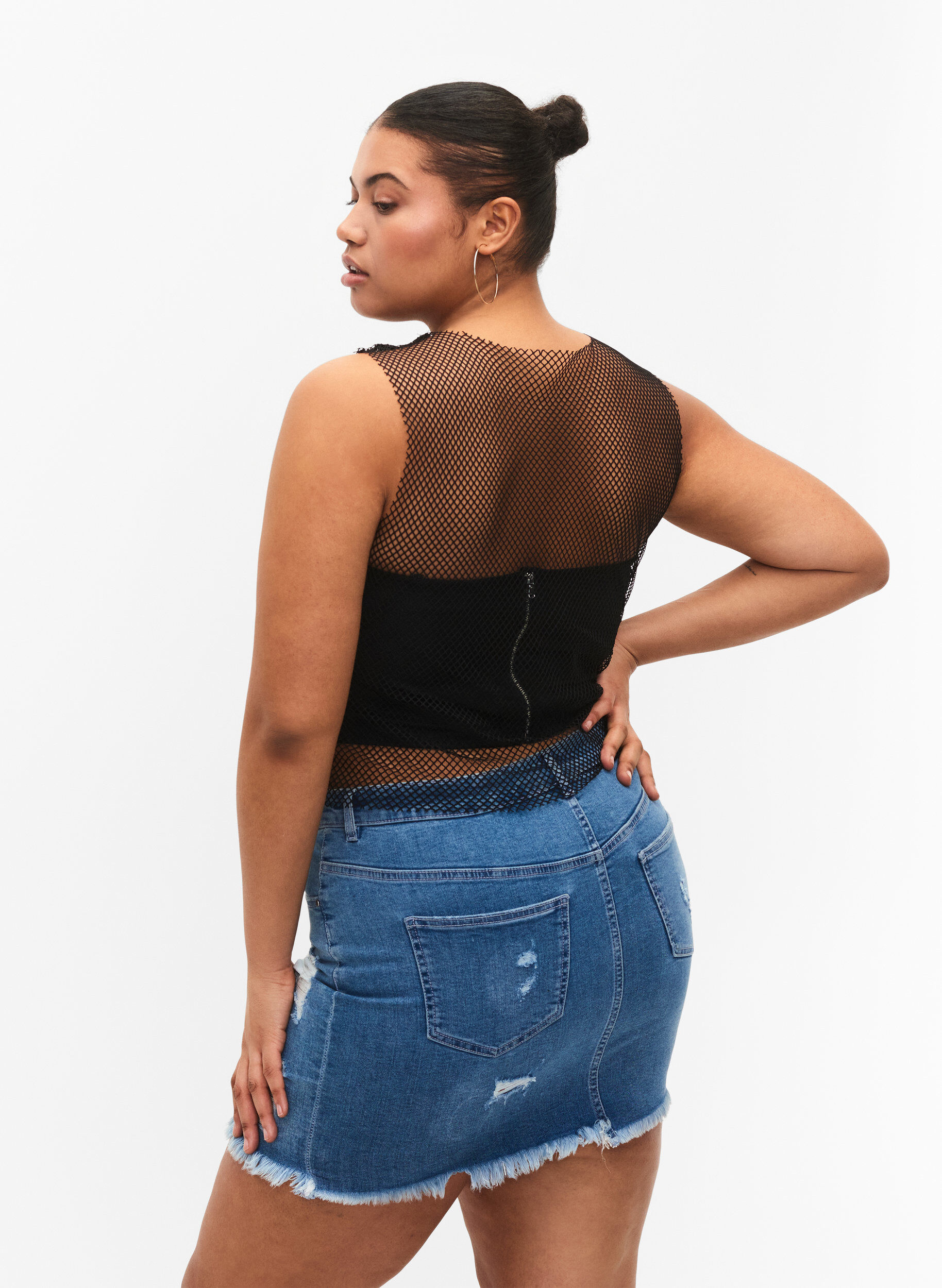 Zizzi Eng anliegender Jeansrock mit Schlitz, Blue denim, Model image number 1