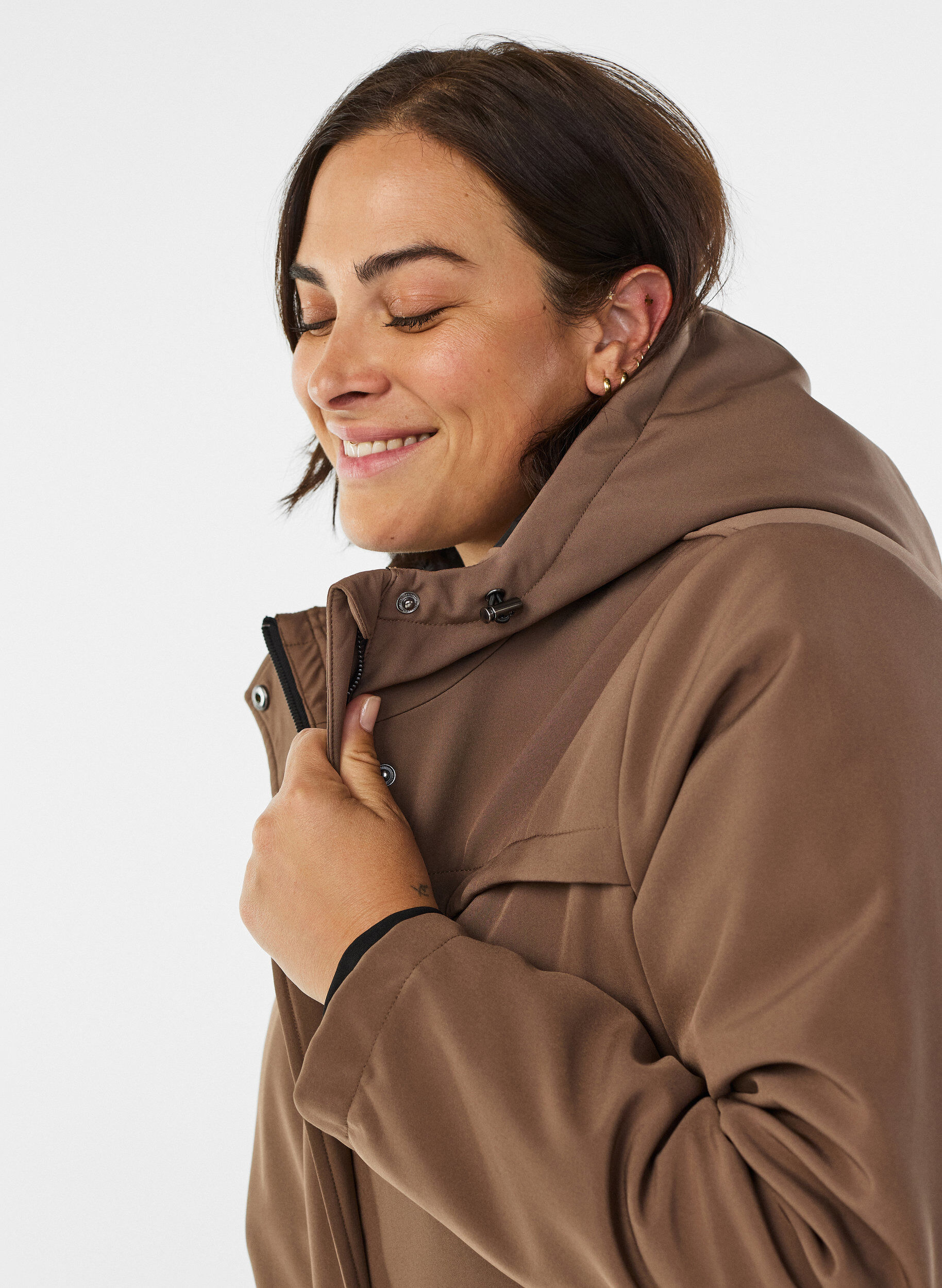 Zizzi Wasserabweisende Softshell-Jacke mit Steppfutter, Braun, Model image number 4
