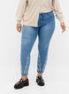 Cropped Emily Jeans mit Stickerei, Blue denim, Model image number 2