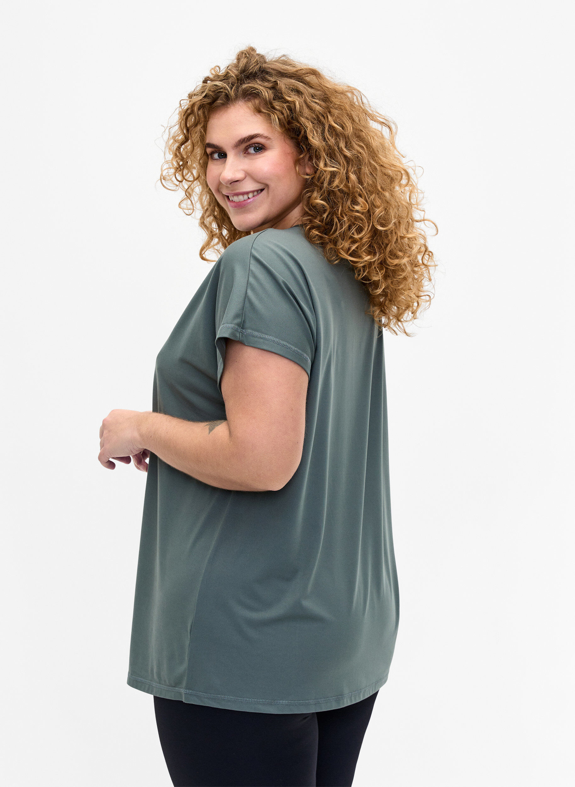 Zizzi Lockeres Trainings-T-Shirt mit V-Ausschnitt, Balsam Green, Model image number 1