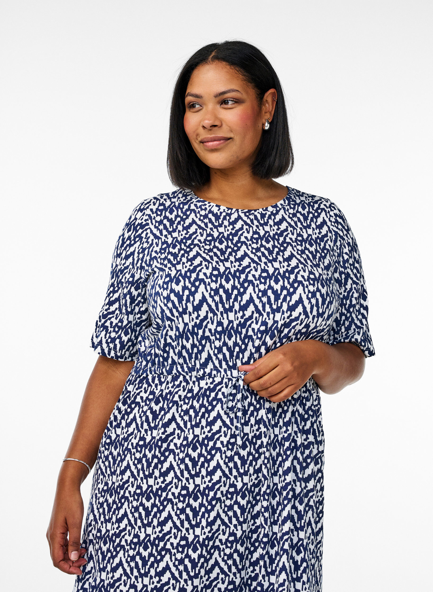 Zizzi Mittellanges Jerseykleid mit Bindeg&uuml;rtel an der Taille, Blau, Model image number 2