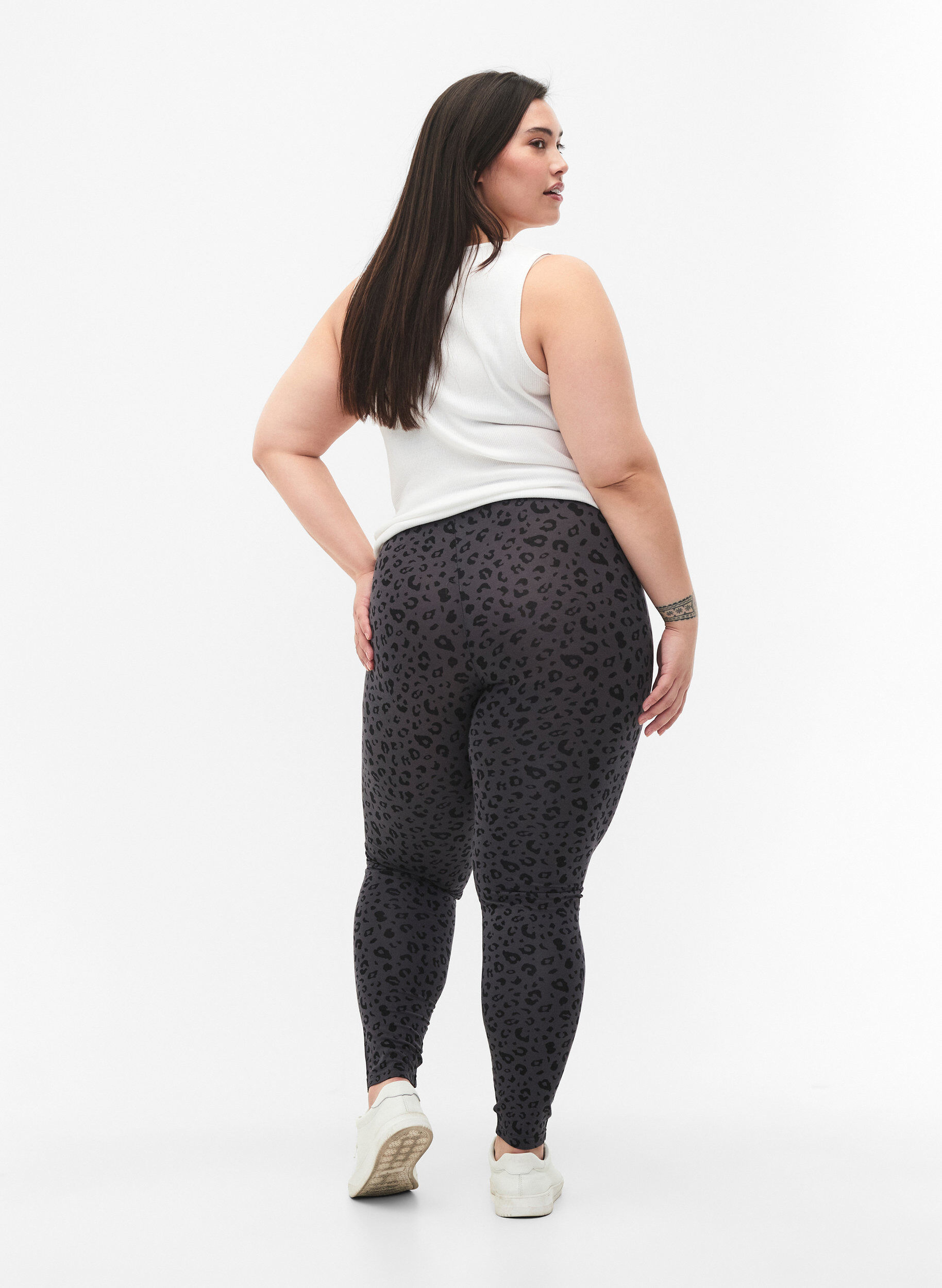 Zizzi Viskose Leggings mit Leopardendruck, Grau, Model image number 2
