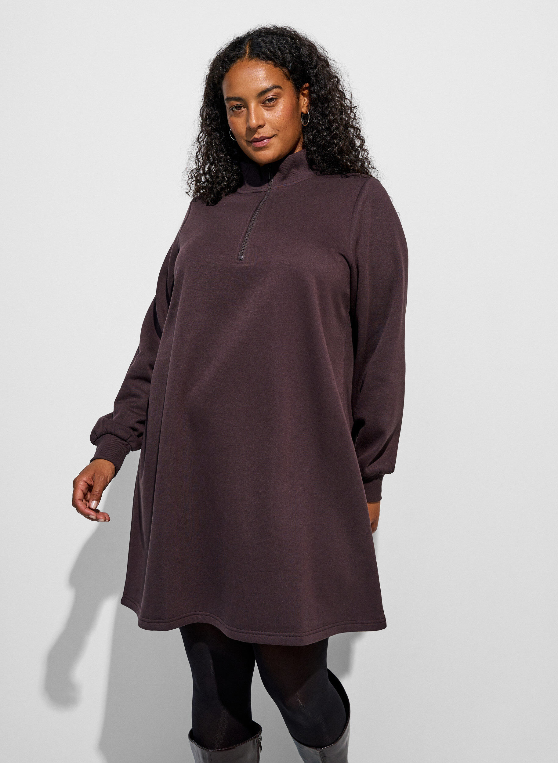 ZizziSweatkleid mit hohem Rippkragen und Rei&szlig;verschluss, Braun, Model image number 0