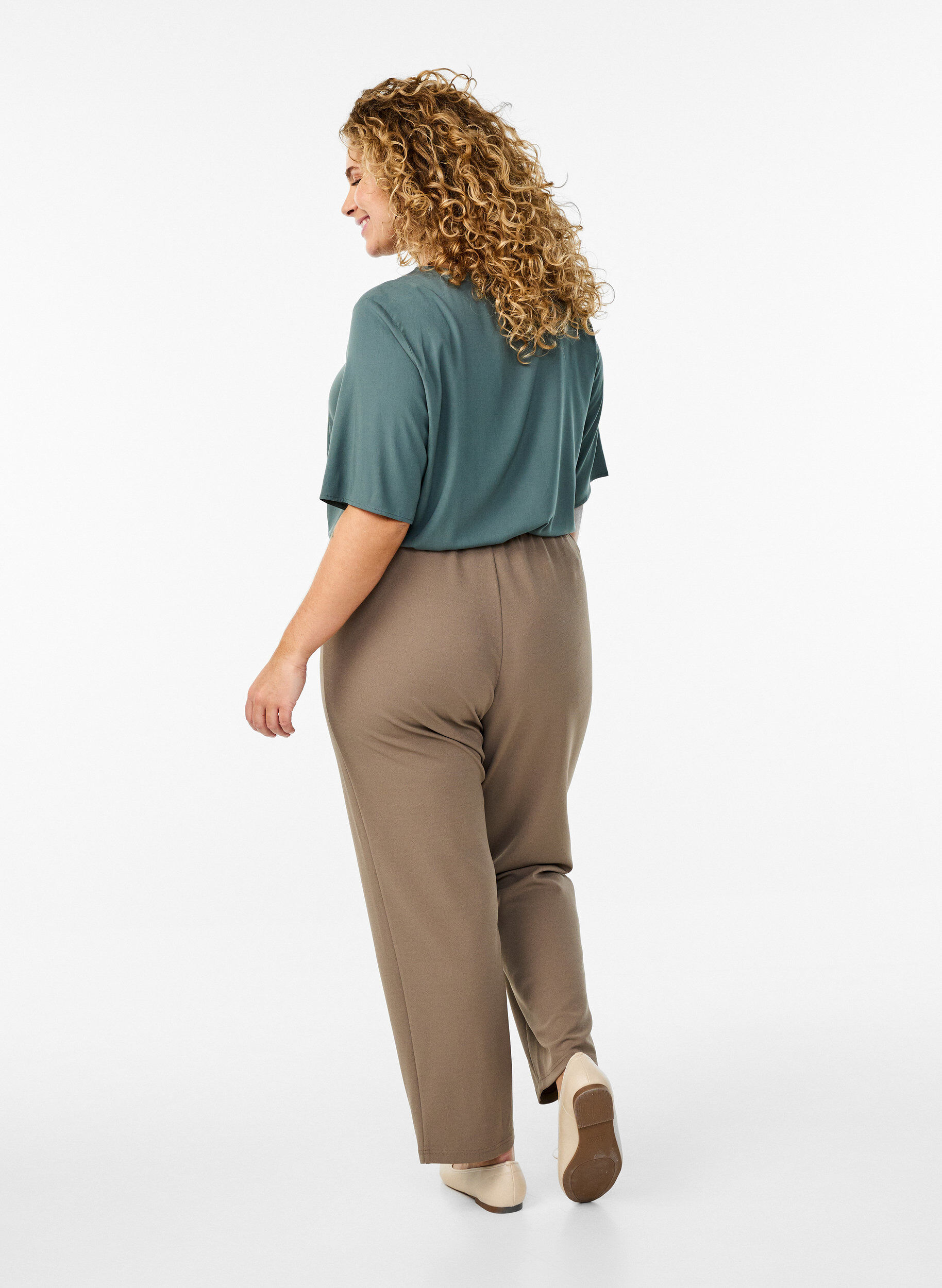 Zizzi Hose mit gerader Passform, Beige, Model image number 1