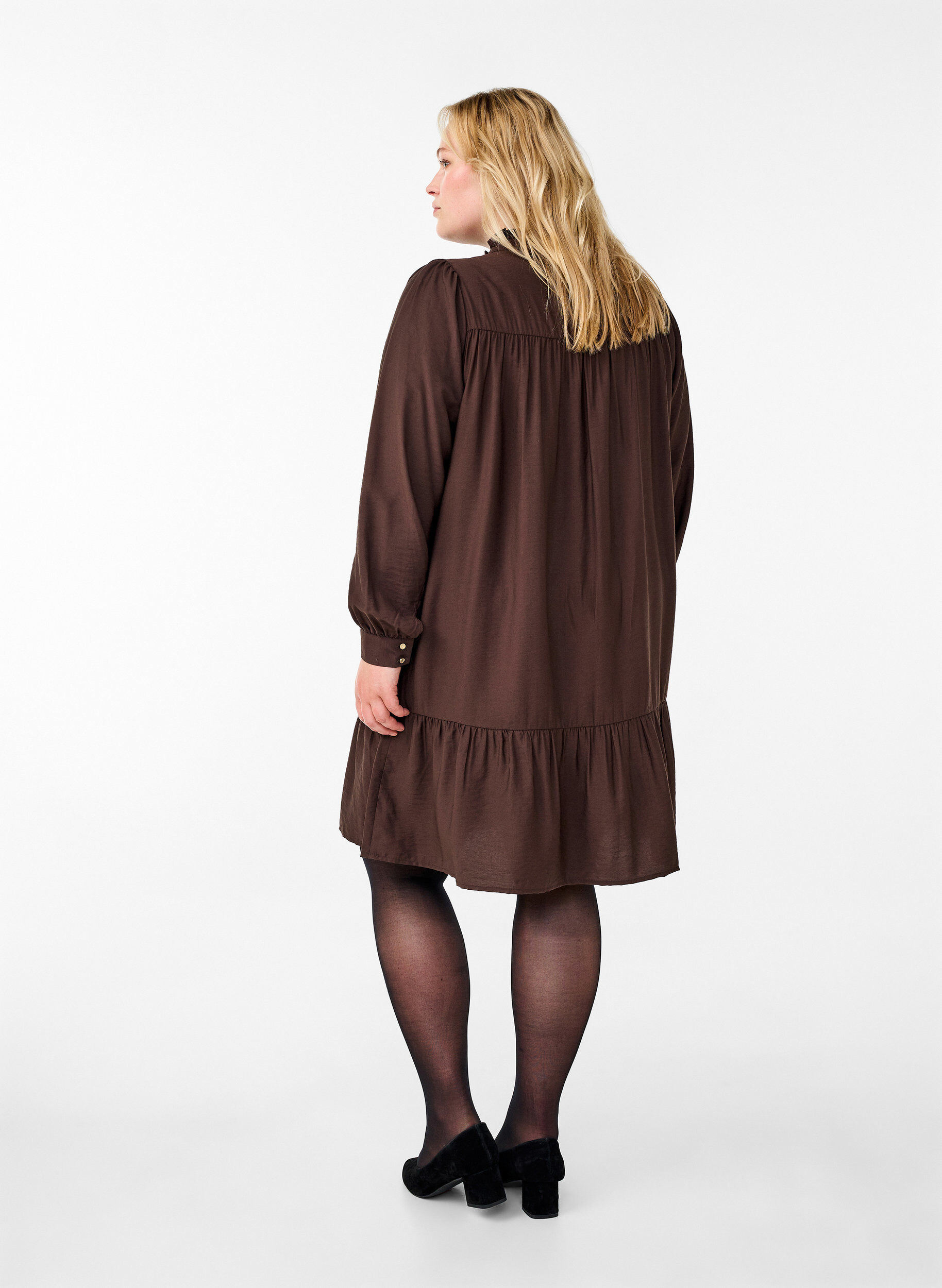 Zizzi Kurzes Kleid mit R&uuml;schenkragen, Seal Brown, Model image number 1