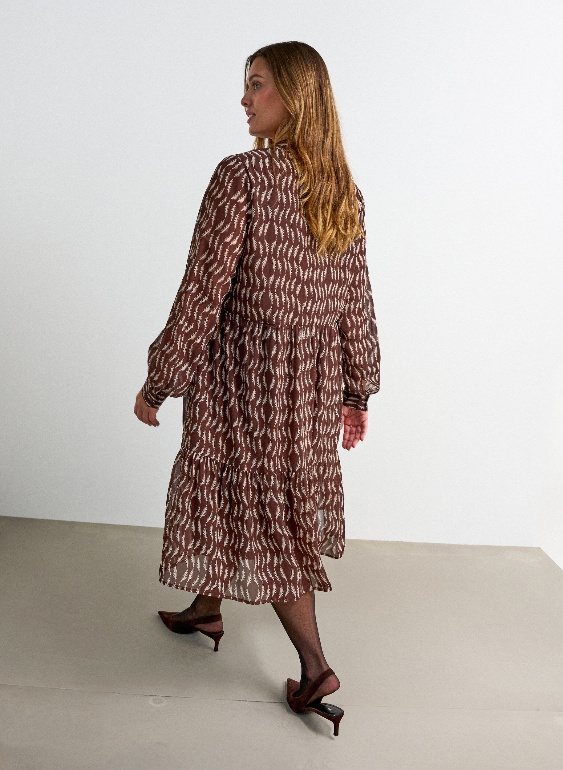 ZizziKleid mit Allover-Muster und einer Volantlage, Braun, Model image number 1