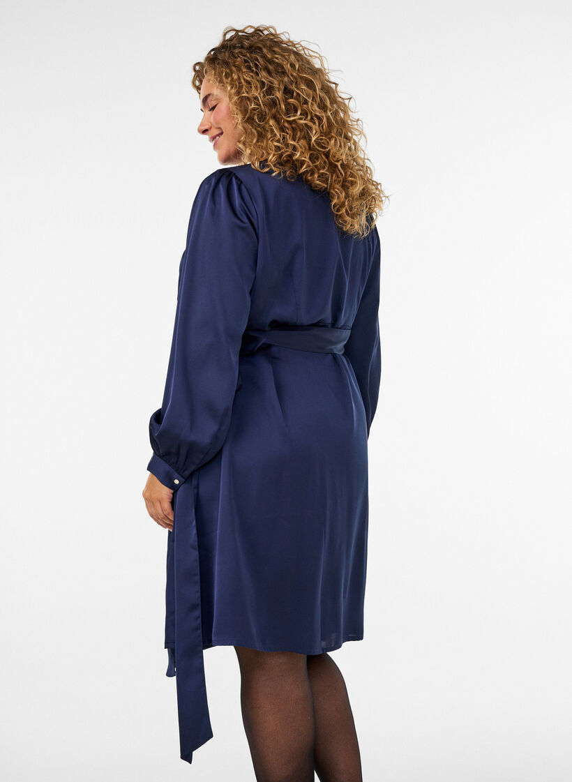 Kurzes Satinkleid im Wickeldesign, Blau, Model image number 2