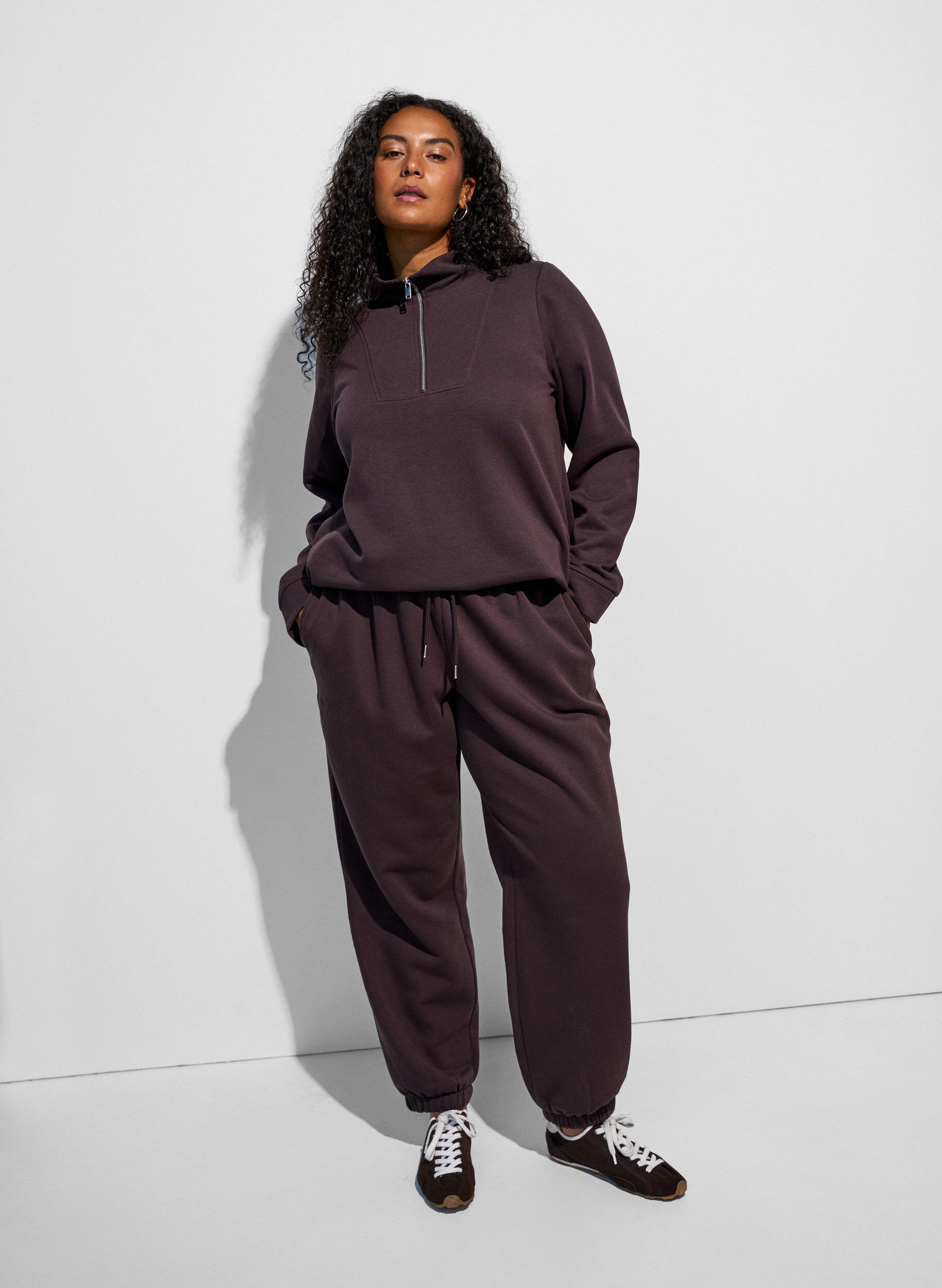 ZizziHoch taillierte Sweatpants mit Kordelzug, Braun, Model image number 0