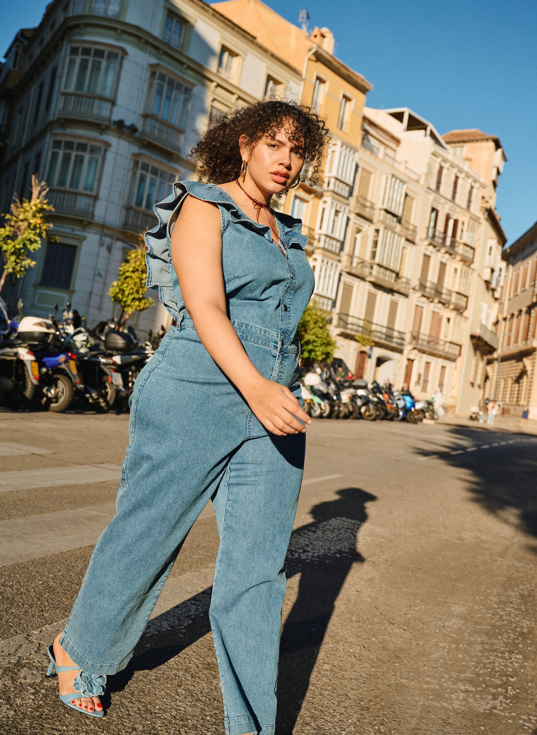 Zizzi Denim-Jumpsuit mit R&uuml;schen, Light Blue Denim, Image image number 0
