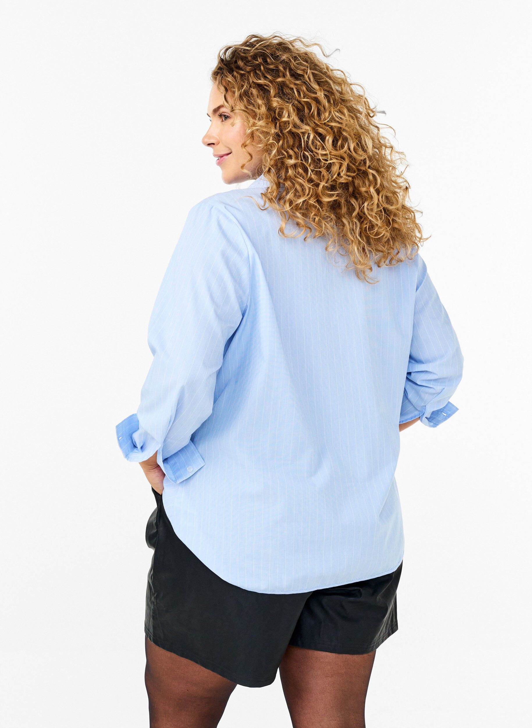 Zizzi Shorts aus Kunstleder in lockerer Passform, Black, Model image number 1