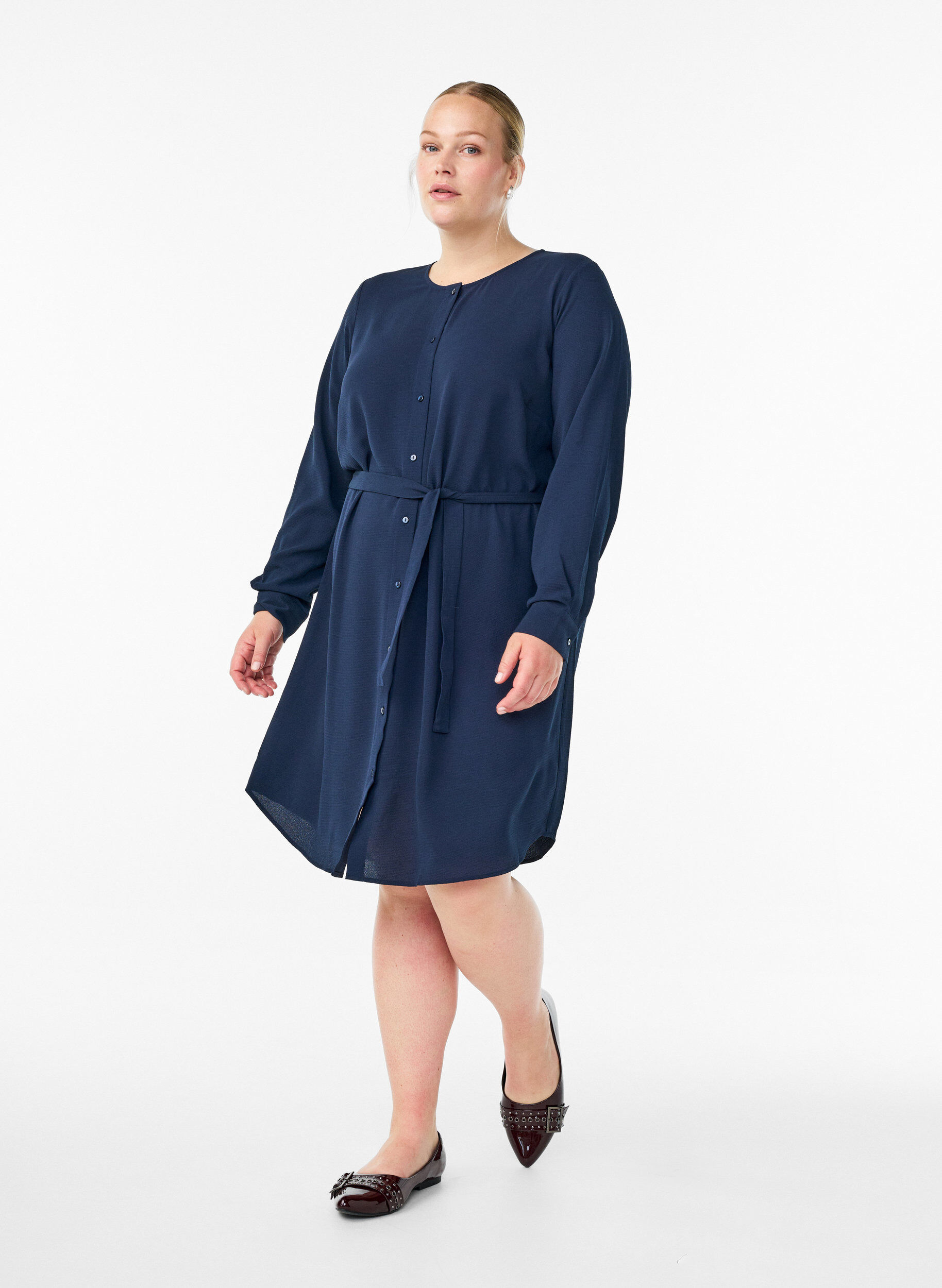 Zizzi Lang&auml;rmliges Hemdblusenkleid mit Bindeg&uuml;rtel, Blau, Model image number 1