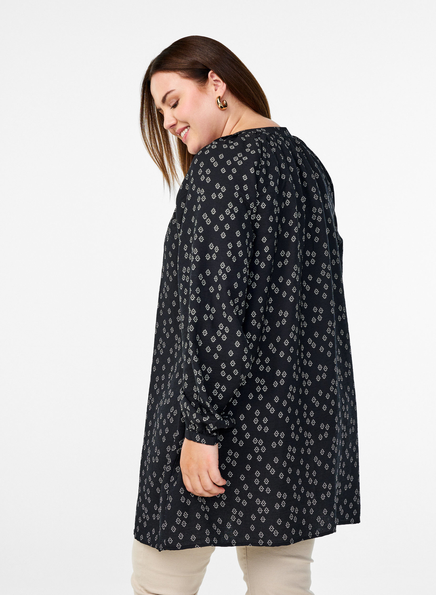 Zizzi Lang&auml;rmlige Tunika mit floralem Print, Schwarz, Model image number 2