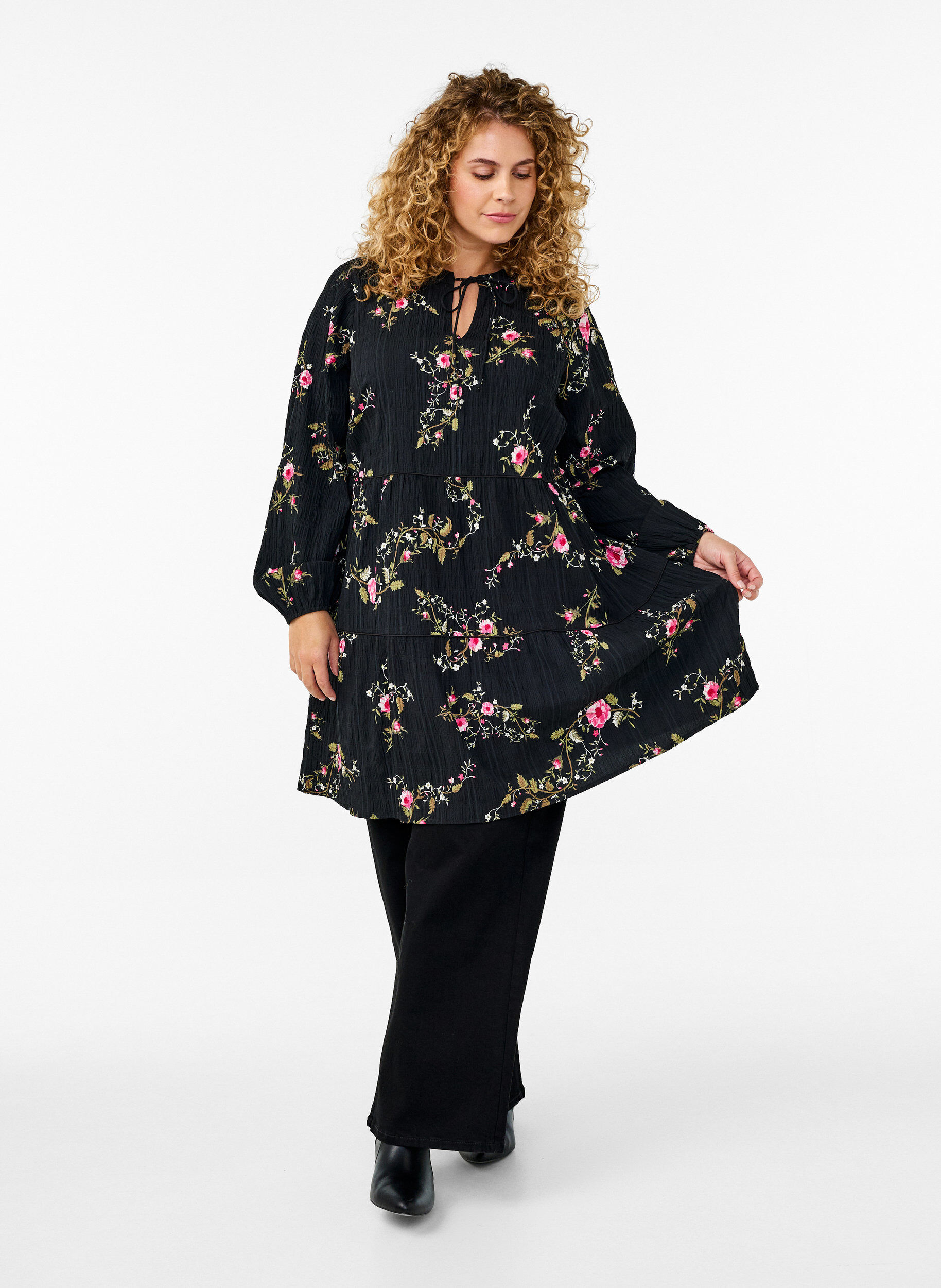 Zizzi Gebl&uuml;mtes Kleid mit Bindeverschluss, Schwarz, Model image number 1