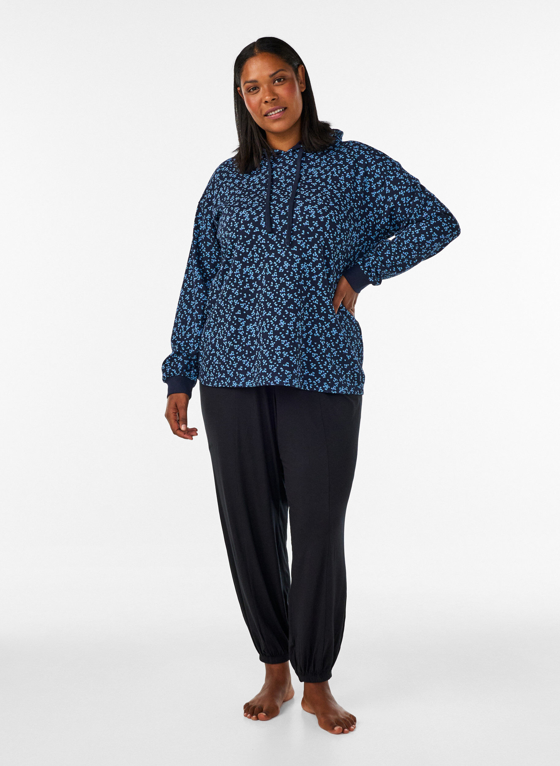 ZizziHoodie mit All-over-Print, Blau, Model image number 1