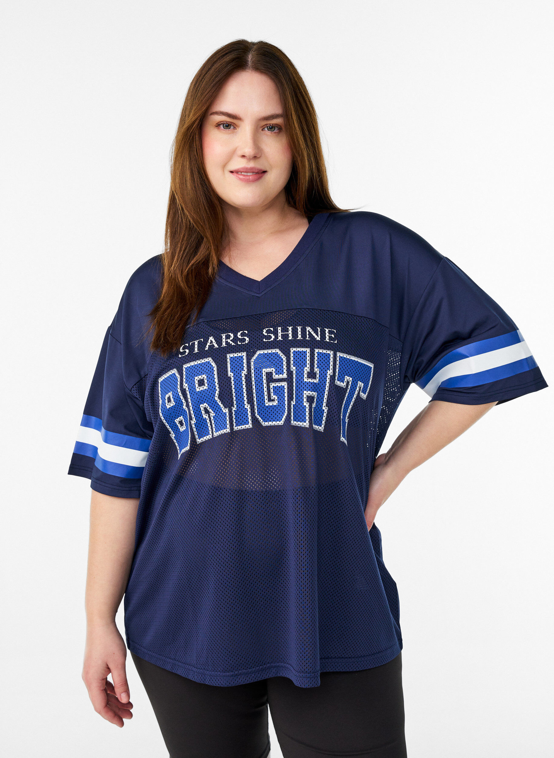 Zizzi Trainingsshirt mit V-Ausschnitt und Frontprint, Blau, Model image number 0