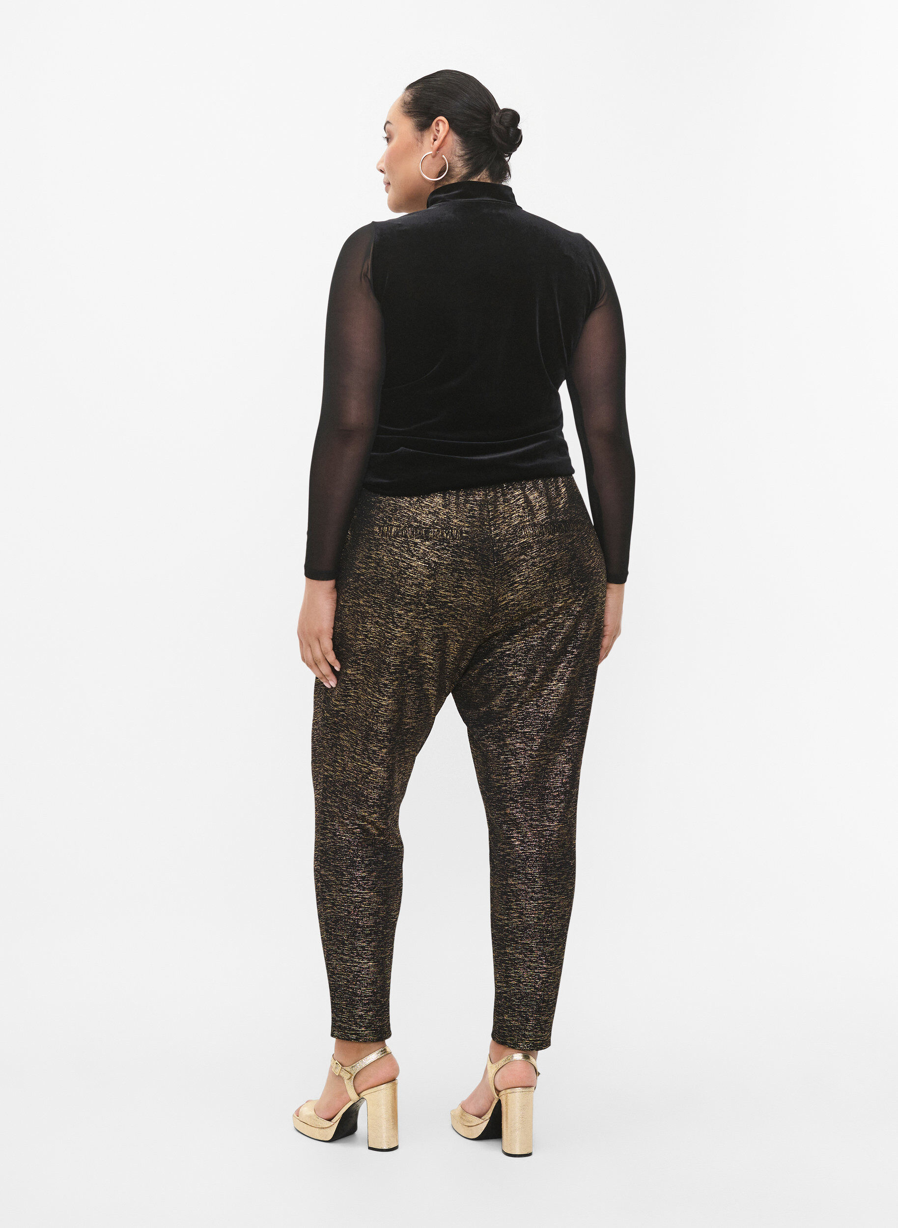 Zizzi Maddison Hose in goldener Farbe mit Taschen, Black w. Gold, Model image number 1