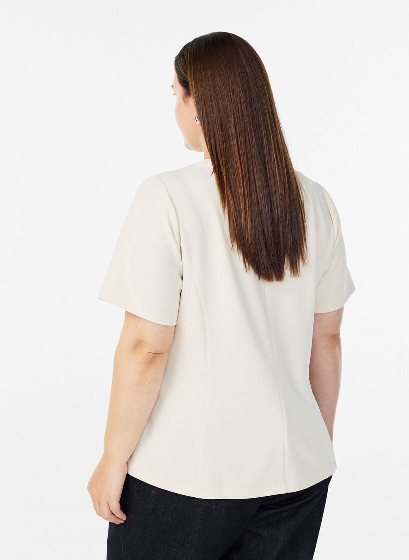 Kurzärmelige Bluse mit formgebenden Abnähern, Beige, Model image number 2