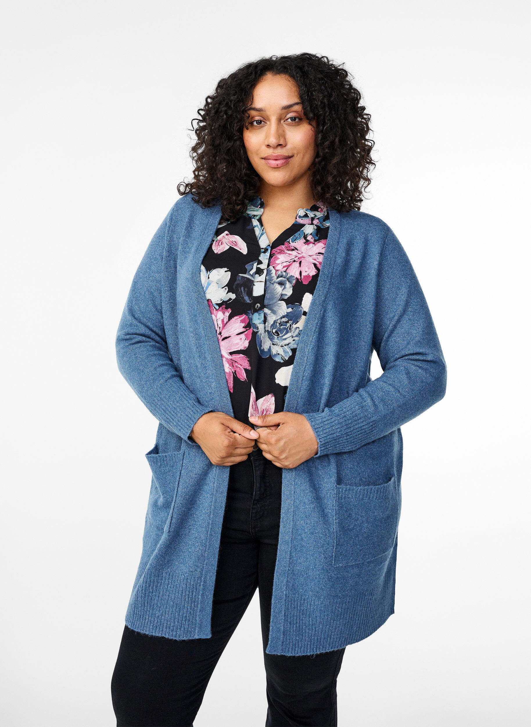 Zizzi Strickjacke mit Rippenstrick und Taschen, Blau, Model image number 0