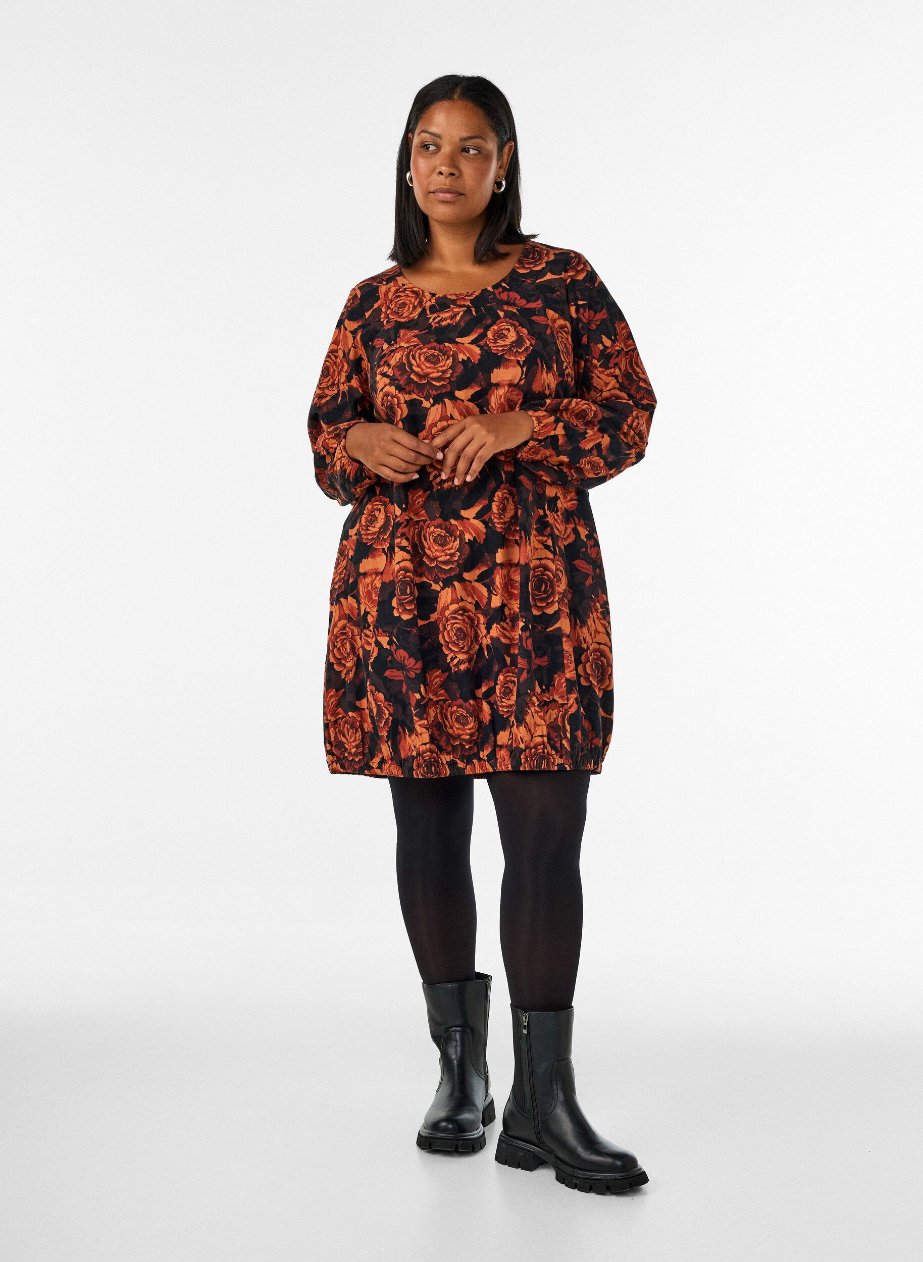 ZizziKurzes Baumwollkleid mit Gummisaum und langen &Auml;rmeln, Schwarz, Model image number 1