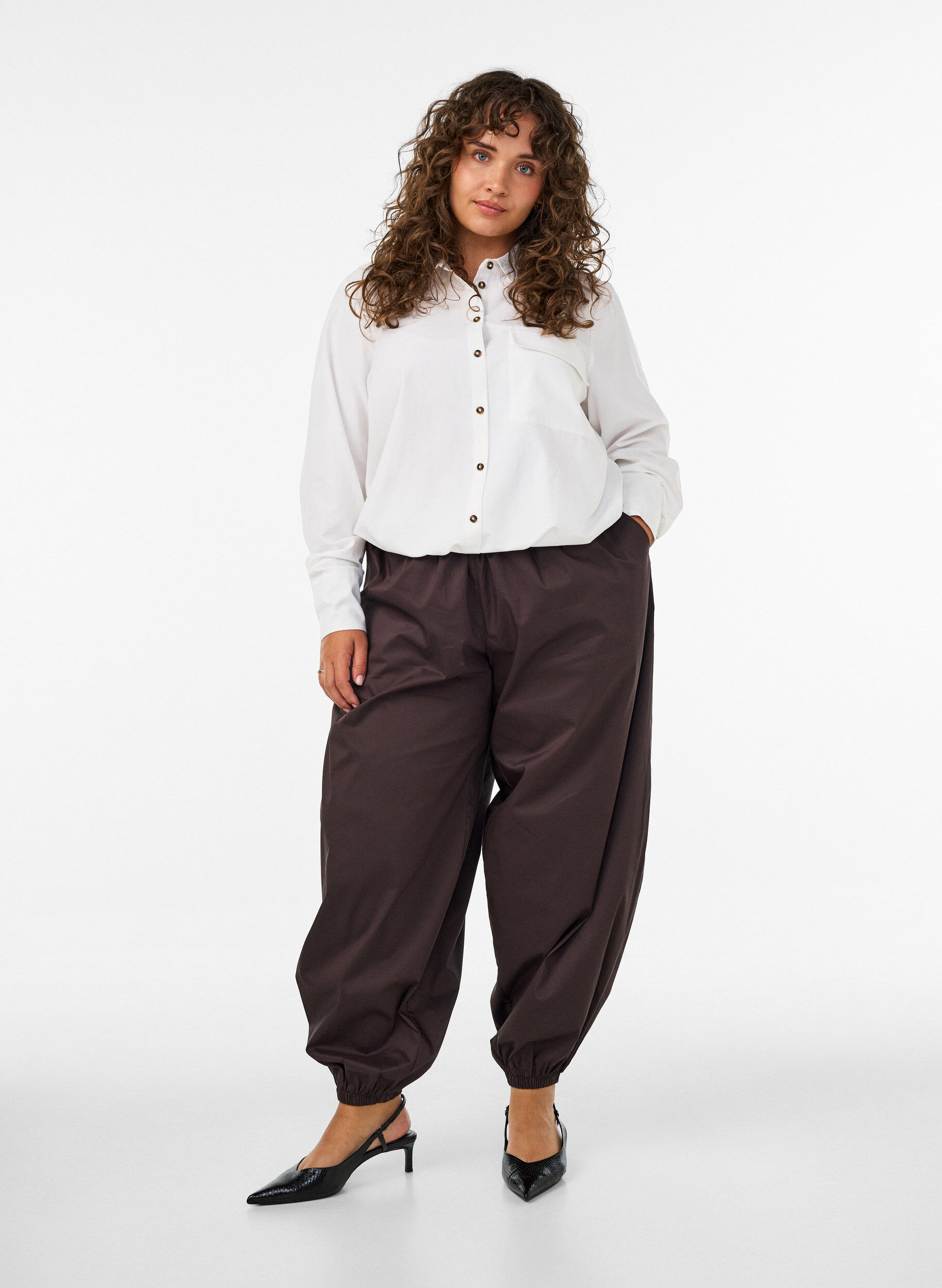 Ballonhose mit Taschen und elastischem Bund, Braun, Model