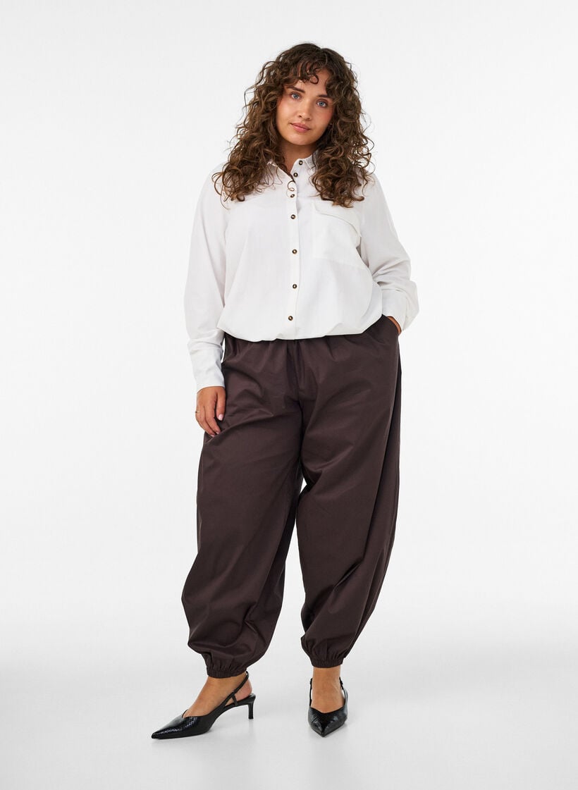 Ballonhose mit Taschen und elastischem Bund, Braun, Model