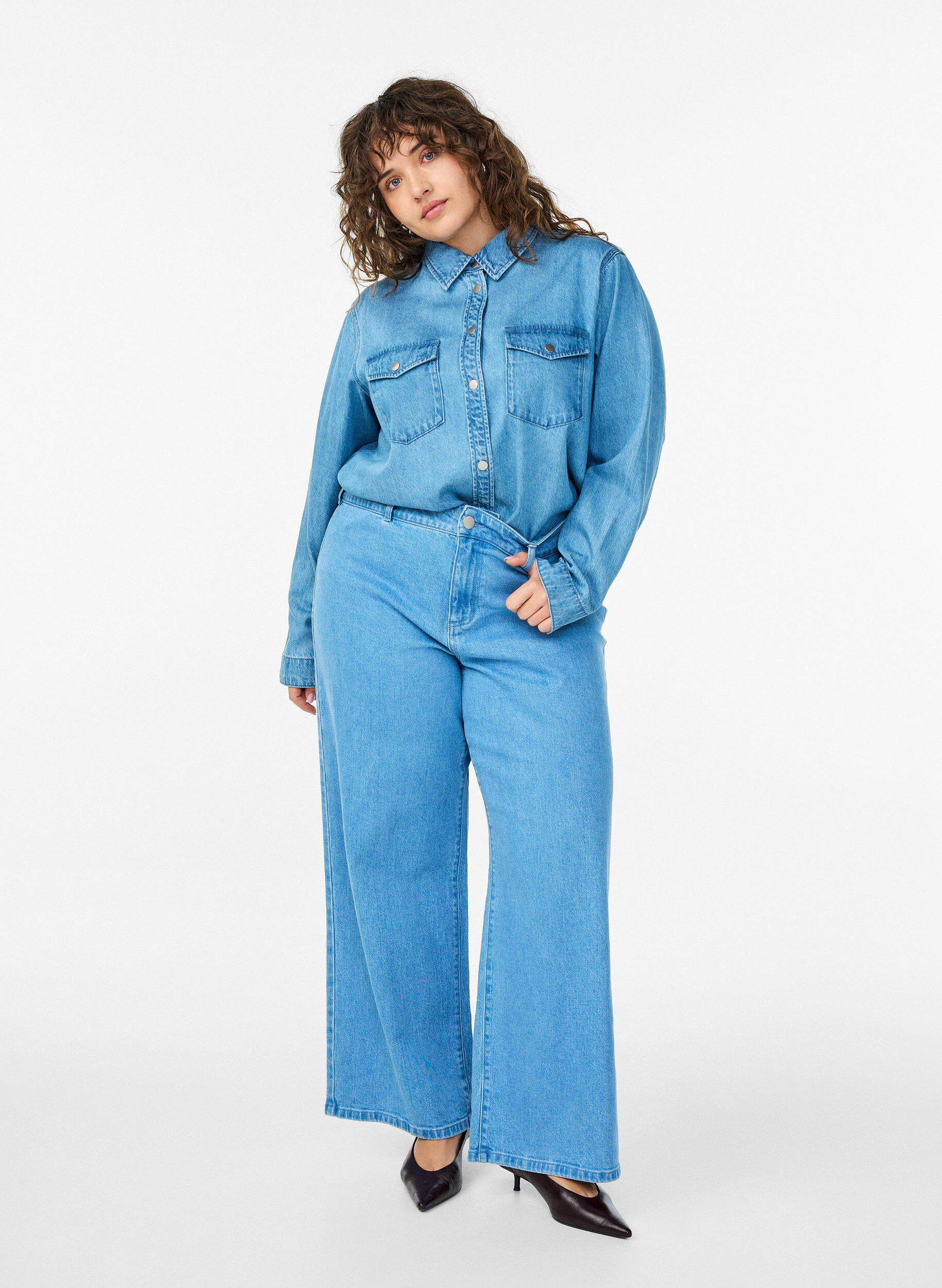 Zizzi Jeanshemd mit Brusttaschen, Blau, Model image number 1