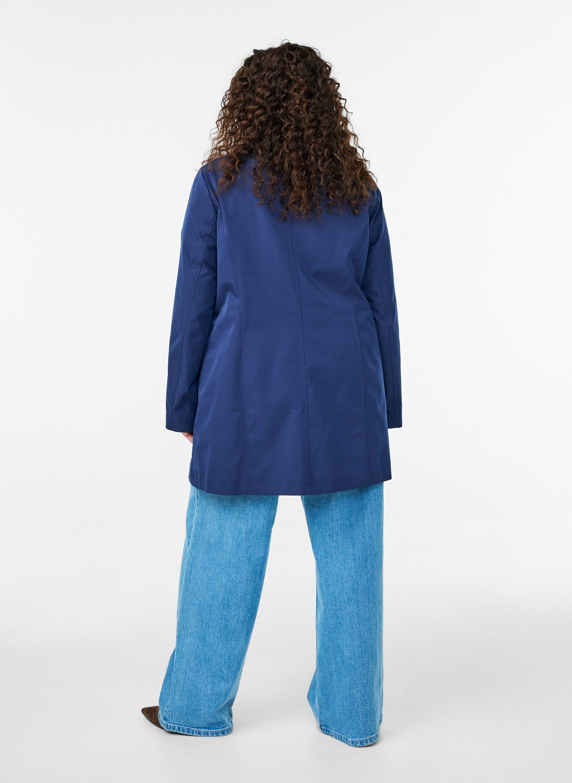 Zizzi &Uuml;bergangsjacke mit Taschen und hohem Kragen, Blau, Model image number 2
