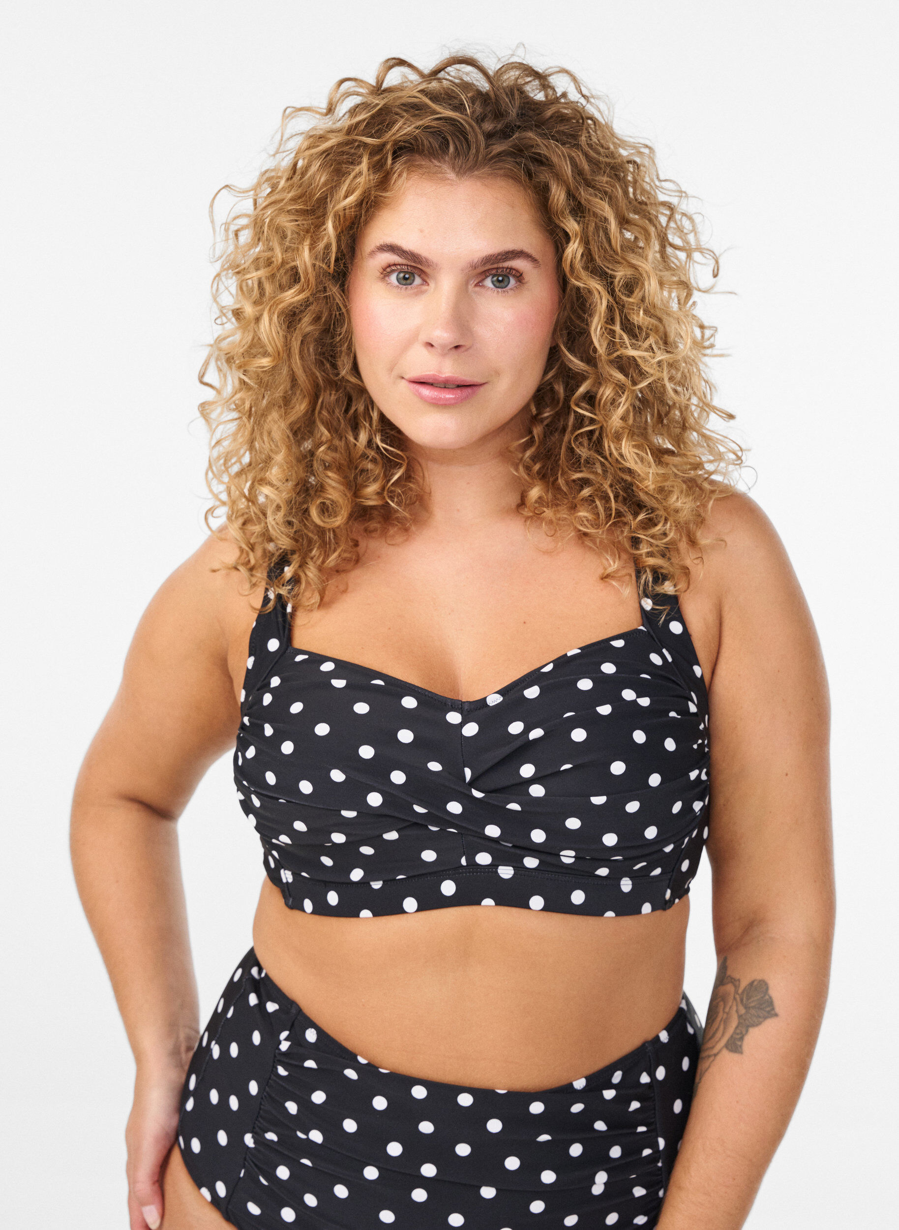 Zizzi Wattierter Bikini-Oberteil mit Print, Schwarz, Model image number 0
