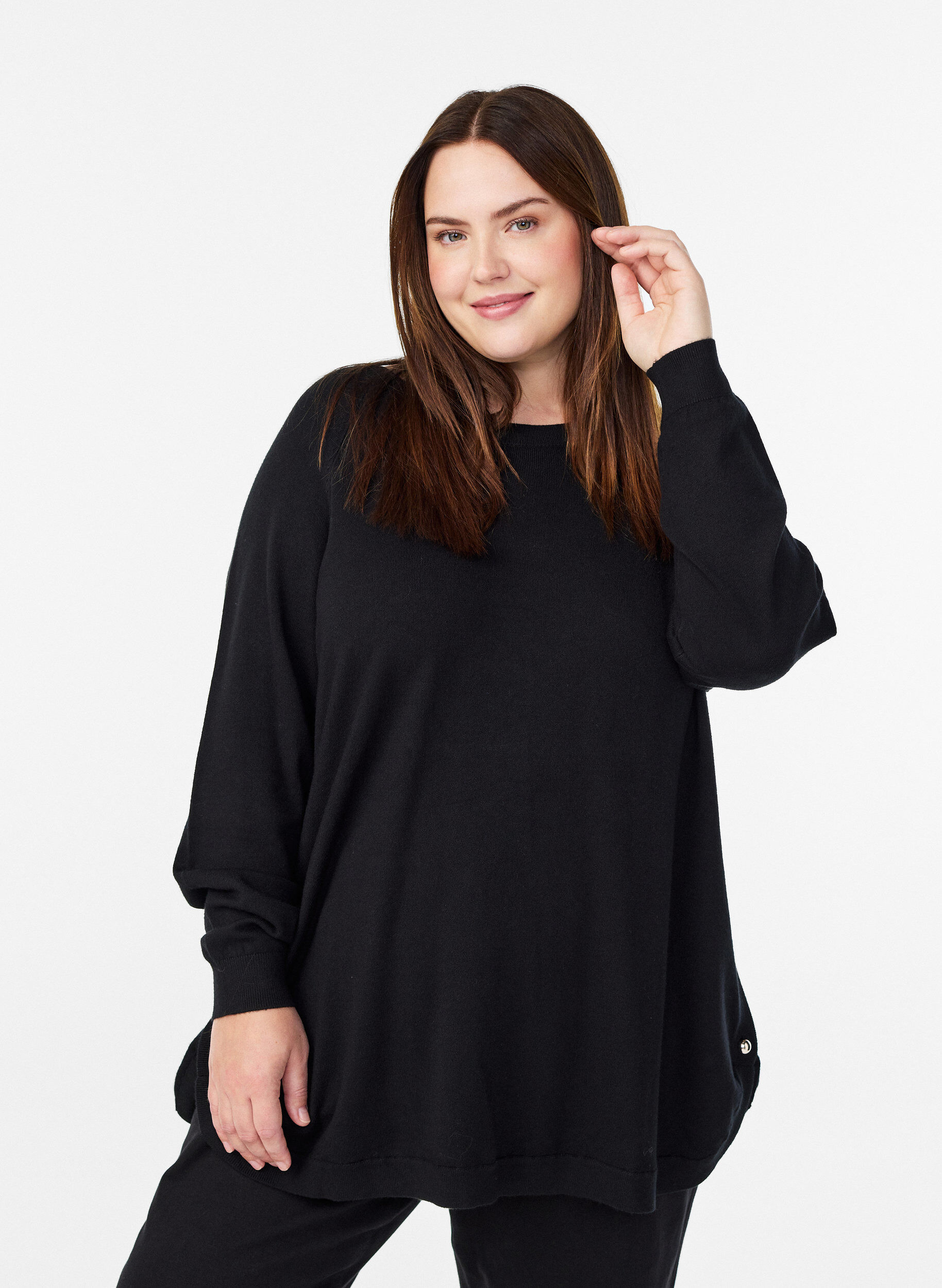 Strickbluse mit seitlichen Kn&ouml;pfen, Schwarz, Model