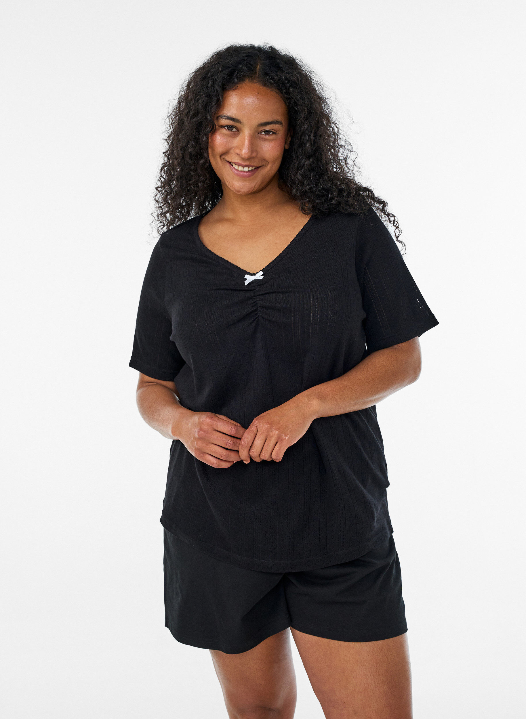 ZizziSchlaf-Top aus Bio-Baumwolle mit Lochstickerei, Schwarz, Model image number 0