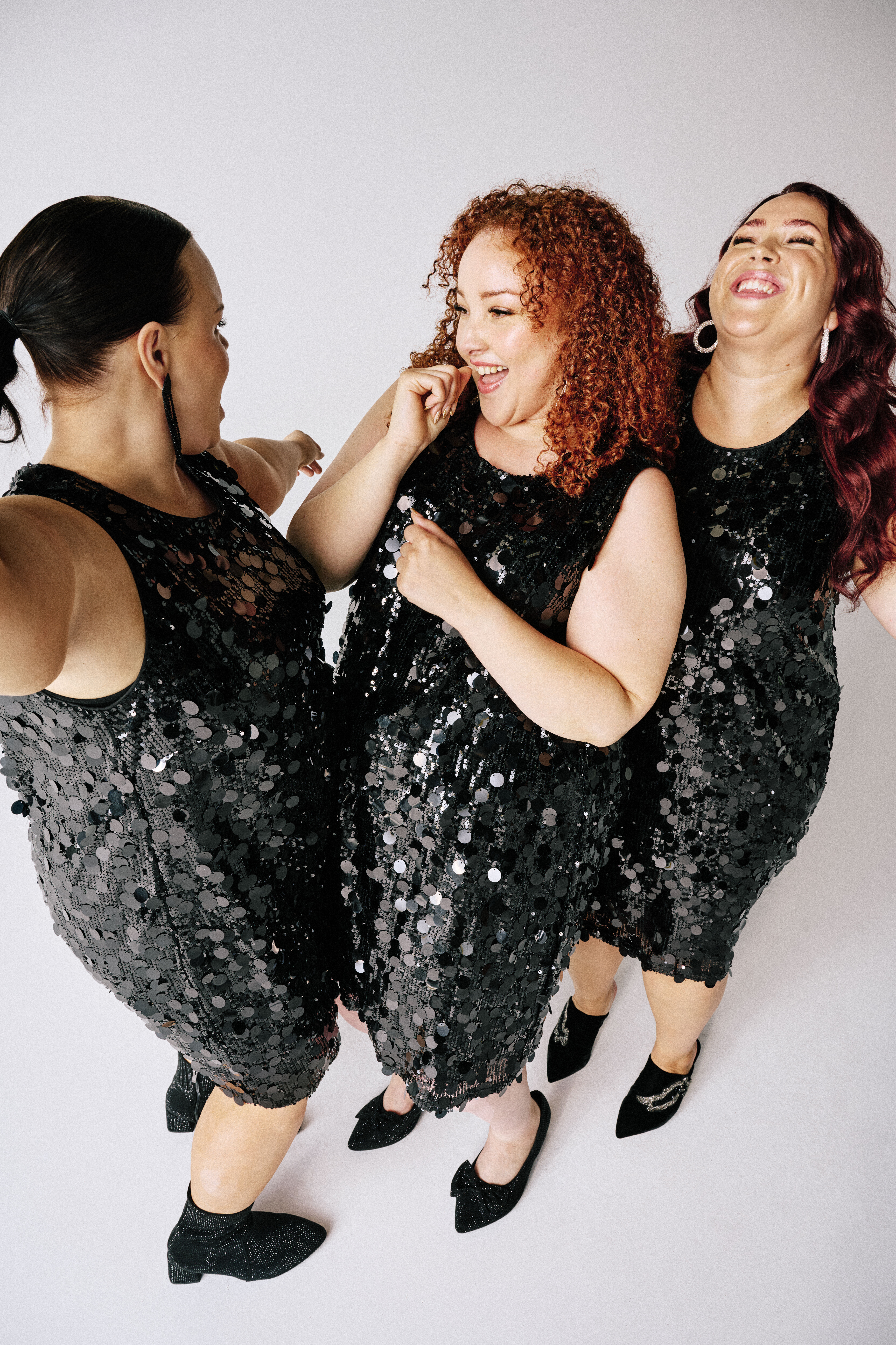 Zizzi Schwarzes Kleid mit Pailletten, , Model