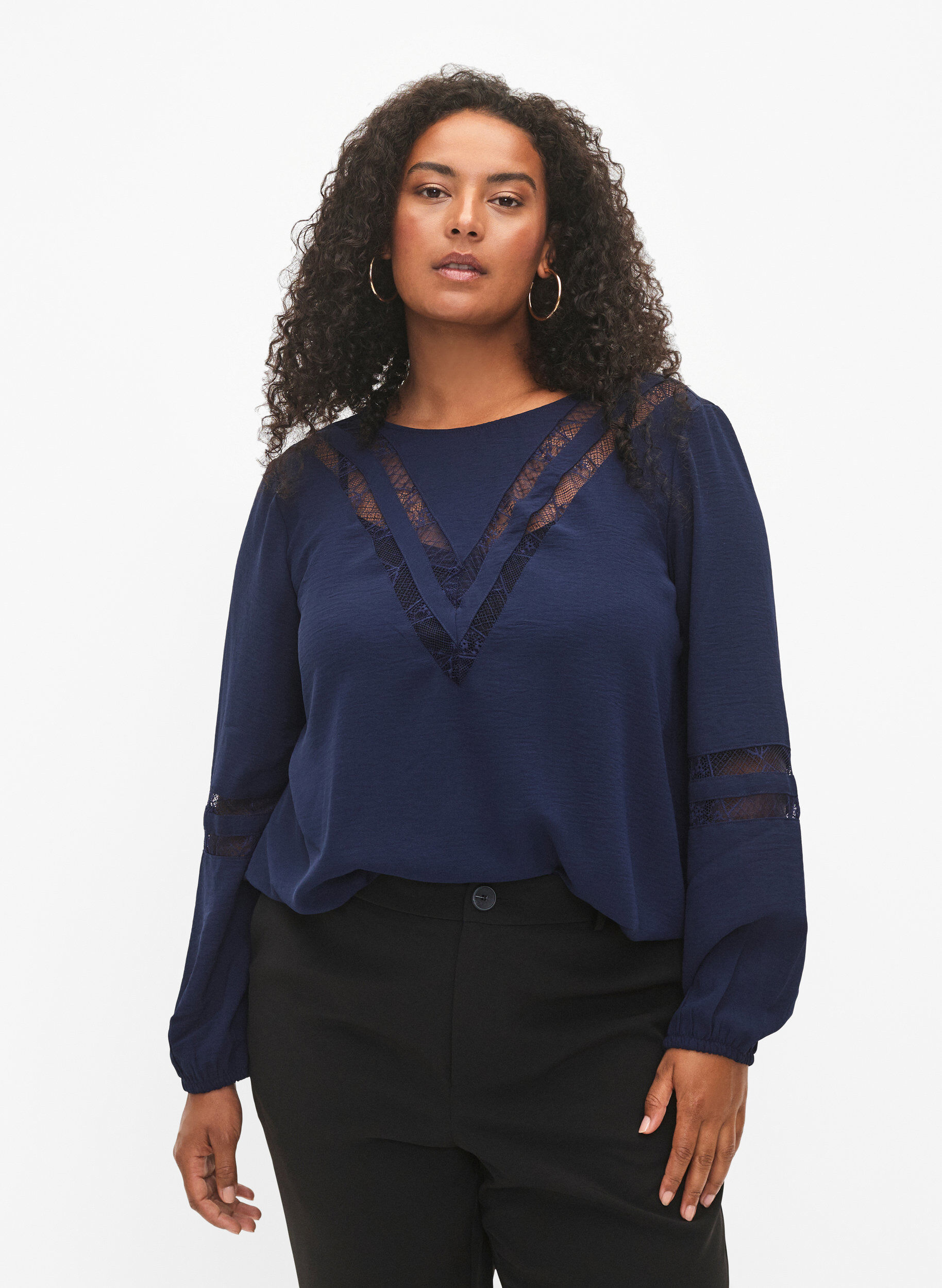 Zizzi  Langarm-Bluse mit Spitze, Navy Blazer, Model image number 0