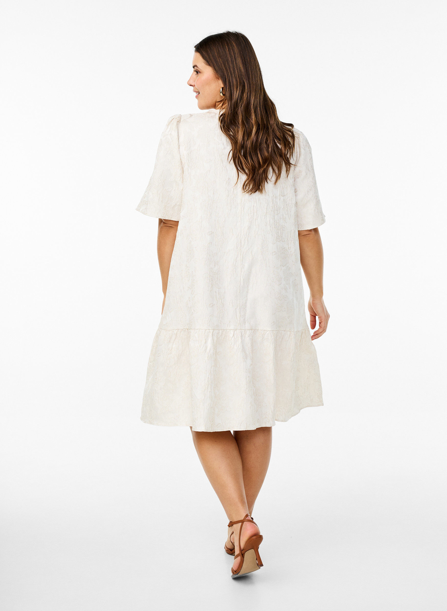 Zizzi Knielanges Kleid aus Jacquard mit kurzen &Auml;rmeln, Whisper White, Model image number 1