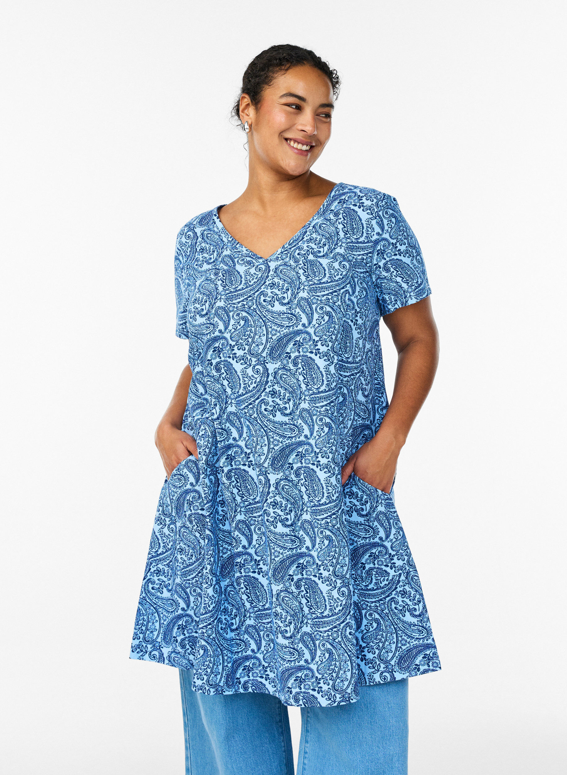 Kurzes A-Linien-Kleid mit Paisleymuster, Blau, Model