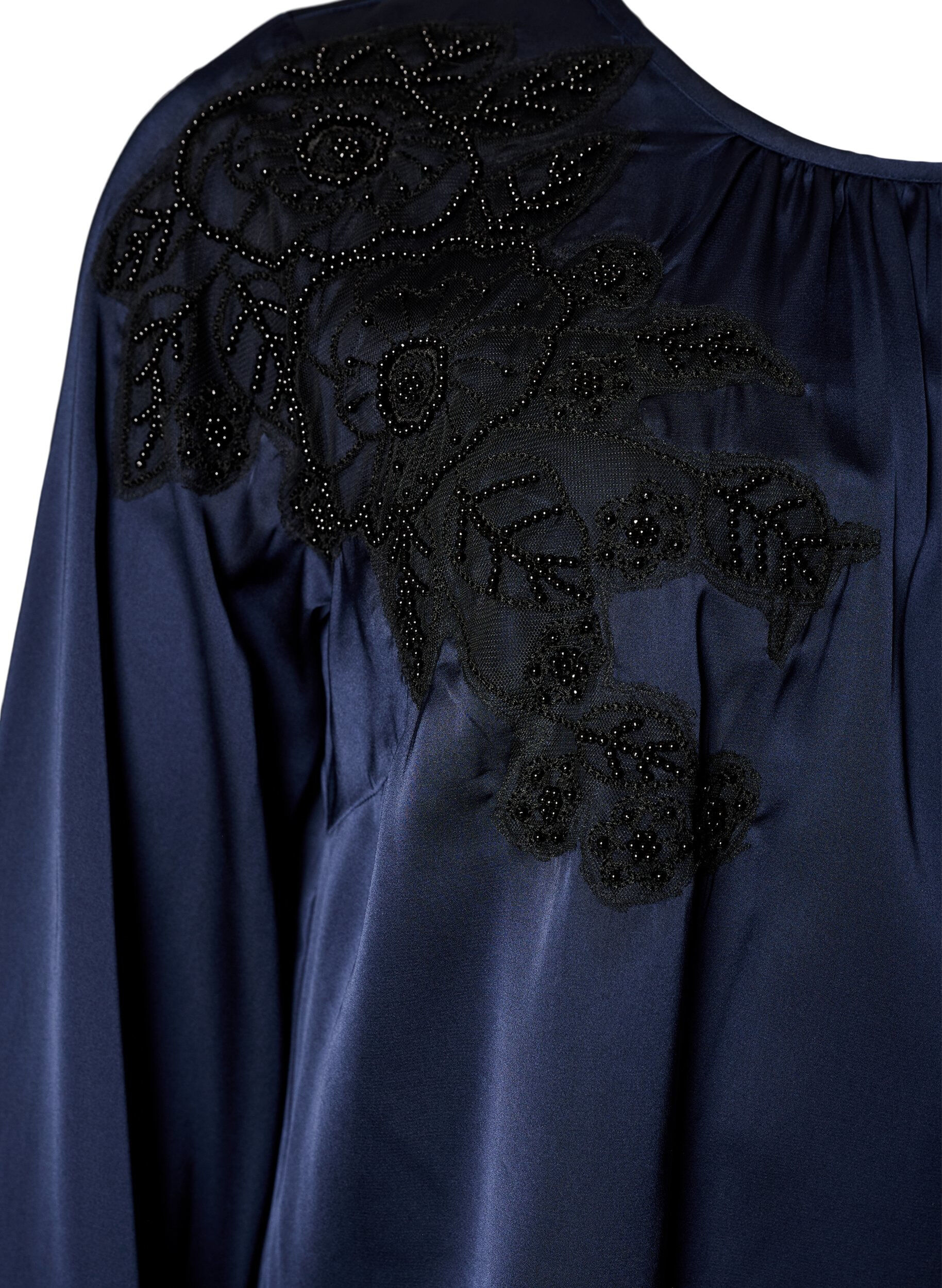 ZizziSatinbluse mit Spitzenapplikationen und Perlen, Blau, Packshot image number 2