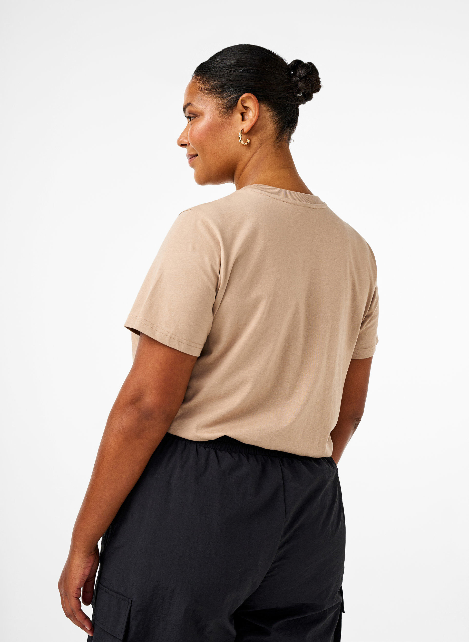 Zizzi Basic-T-Shirt aus Baumwolle mit Rundhalsausschnitt, Beige, Model image number 2