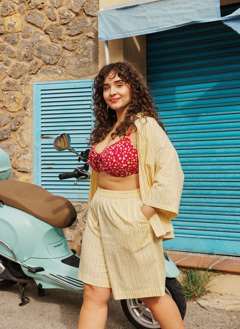 Gestreifte hoch taillierte Shorts mit lockerer Passform, Gelb, Image image number 0