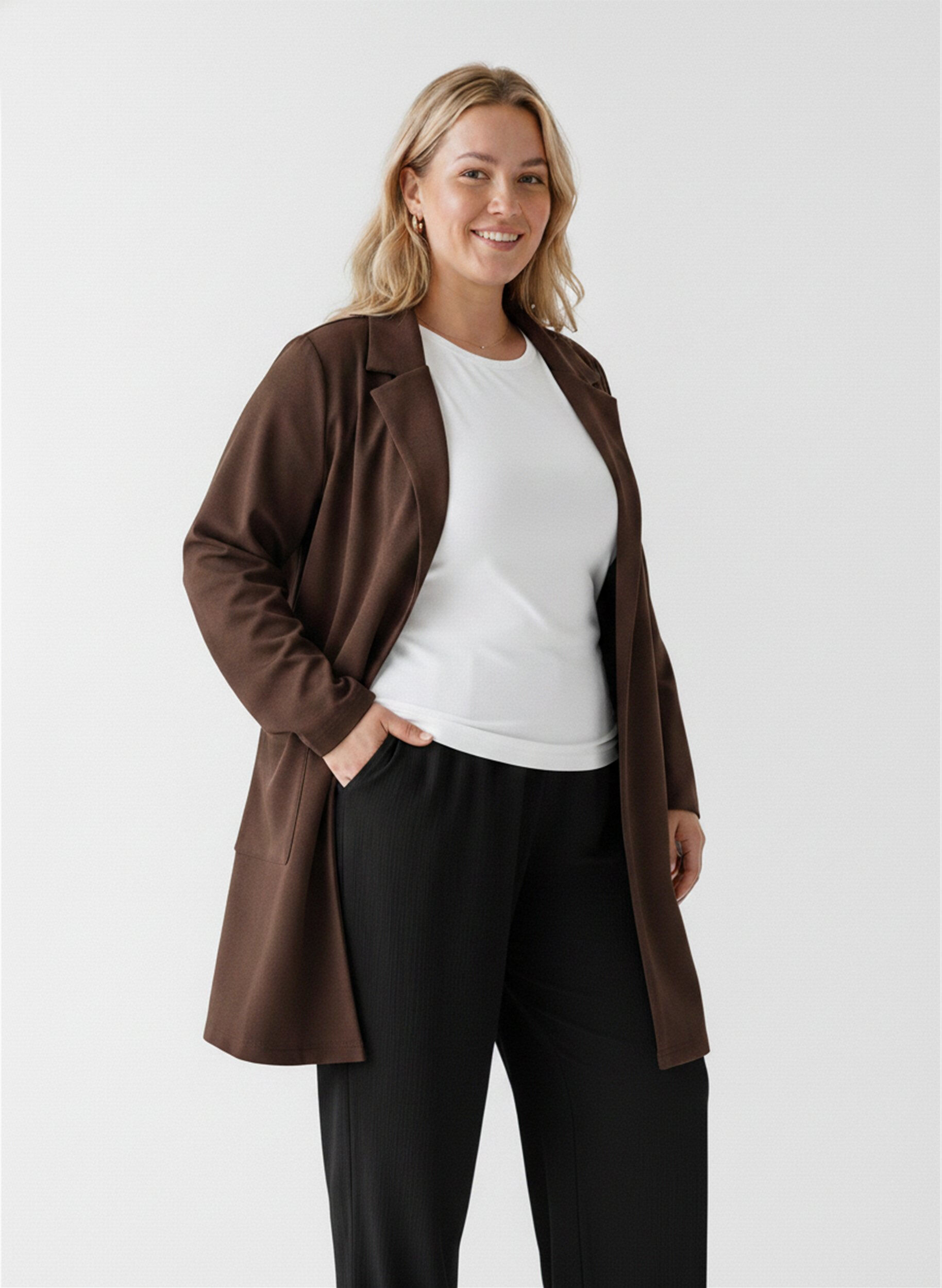Lange Blazer mit Taschen, Braun, Model