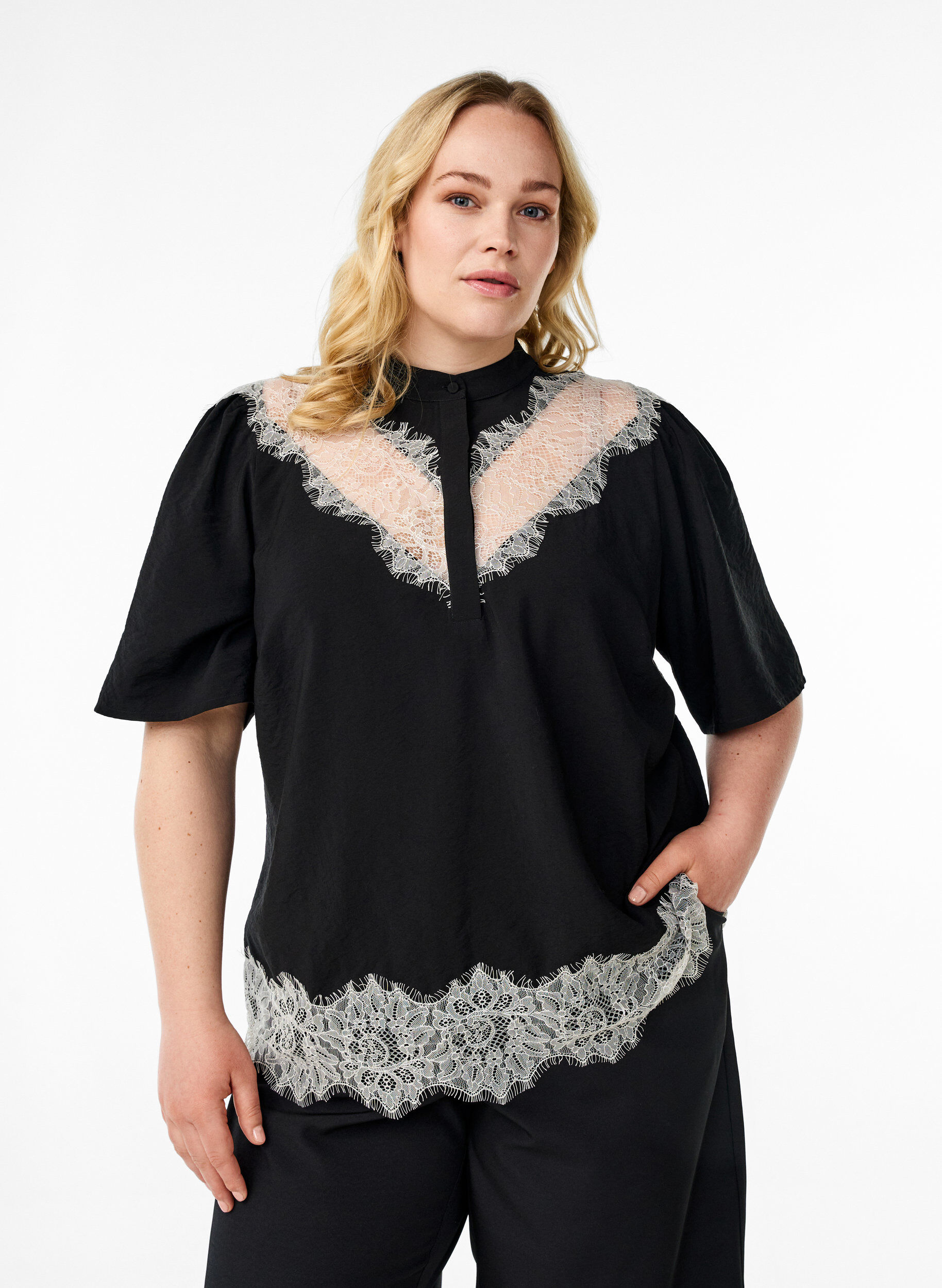 Zizzi Kurz&auml;rmeliges Bluse mit Spitzendetails, Schwarz, Model image number 0