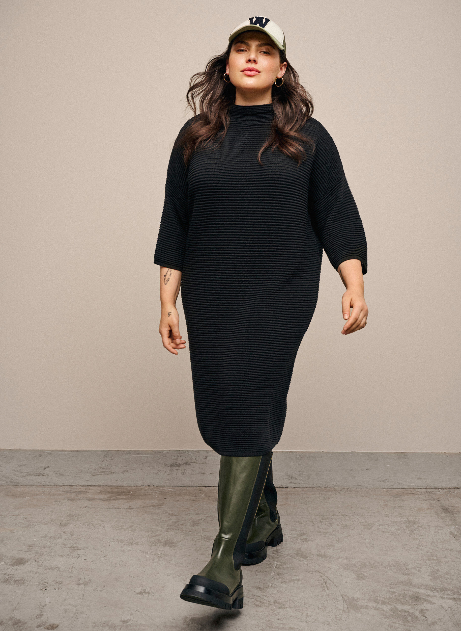 Zizzi Strickkleid mit kurzen &Auml;rmeln, Black, Model image number 2